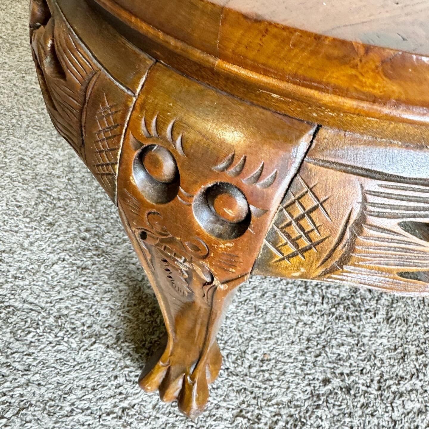 Table basse asiatique en bois sculpté à la main avec incrustation en verre en vente 2