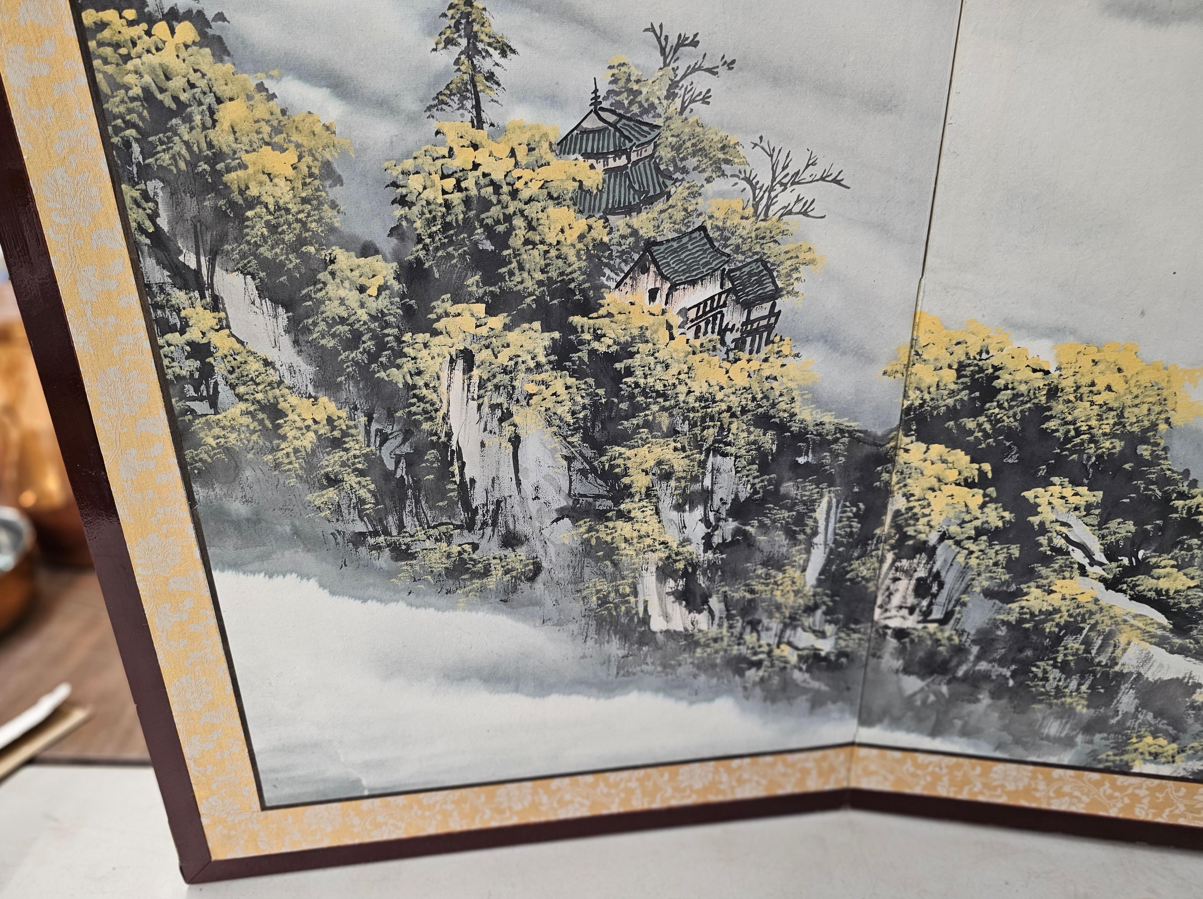 20ième siècle Paravent / séparateur de table asiatique à quatre panneaux peint à la main et encadré en vente