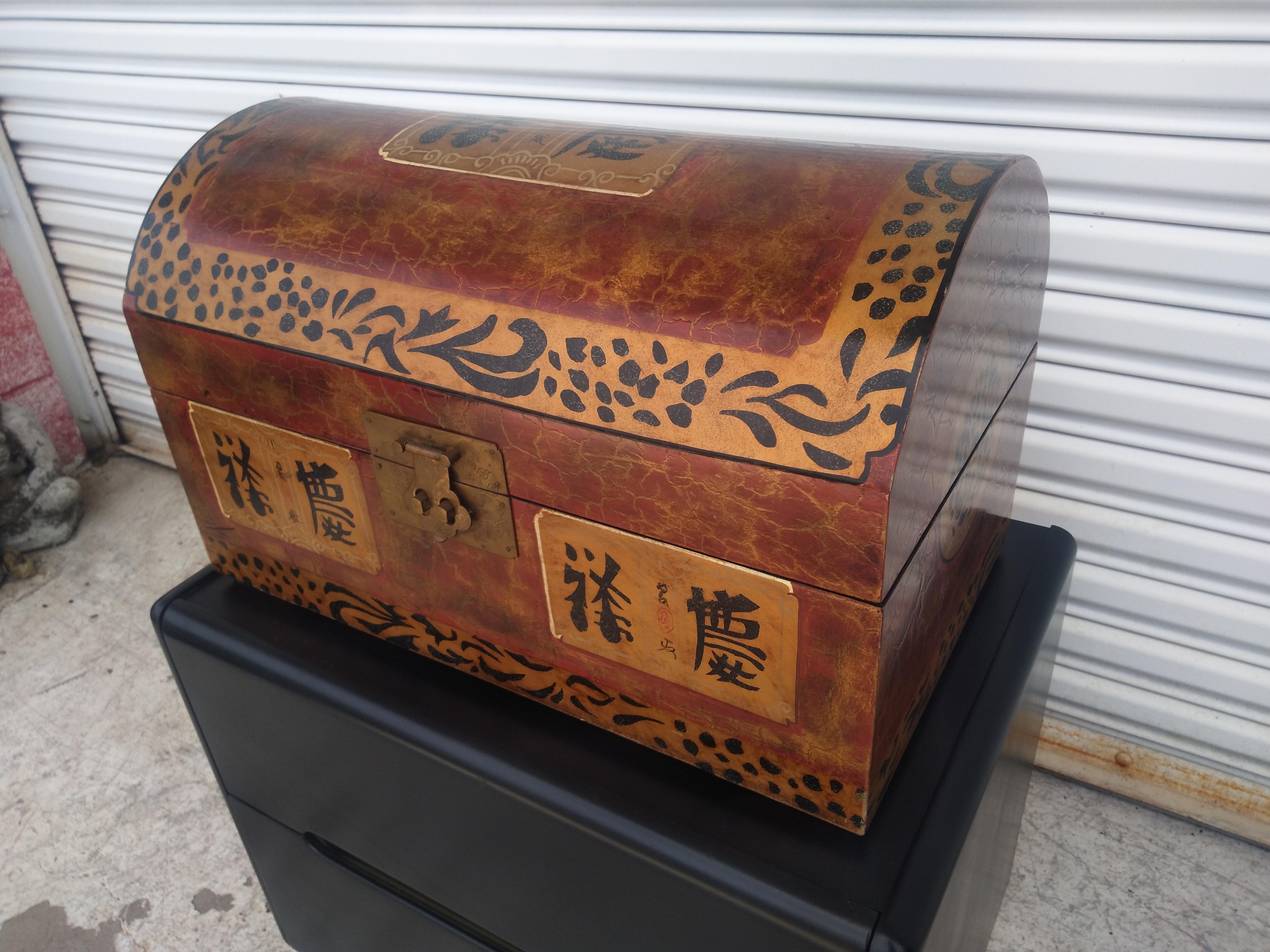 Asian Hand Painted Humpback Decorative Storage Chest In Good Condition For Sale In Pasadena, TX
