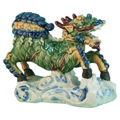 Asiatische handbemalte Foo-Löwen-Skulptur aus Steingut