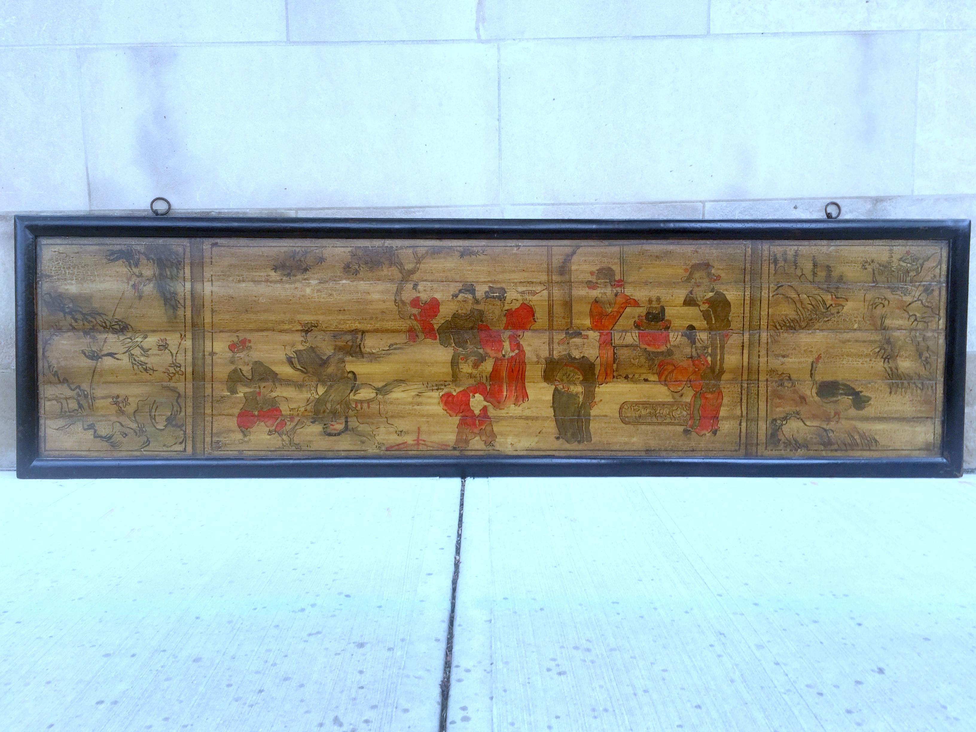 Panneau de bois asiatique peint à la main représentant des officiers impériaux, des enfants, des oiseaux et des fleurs.