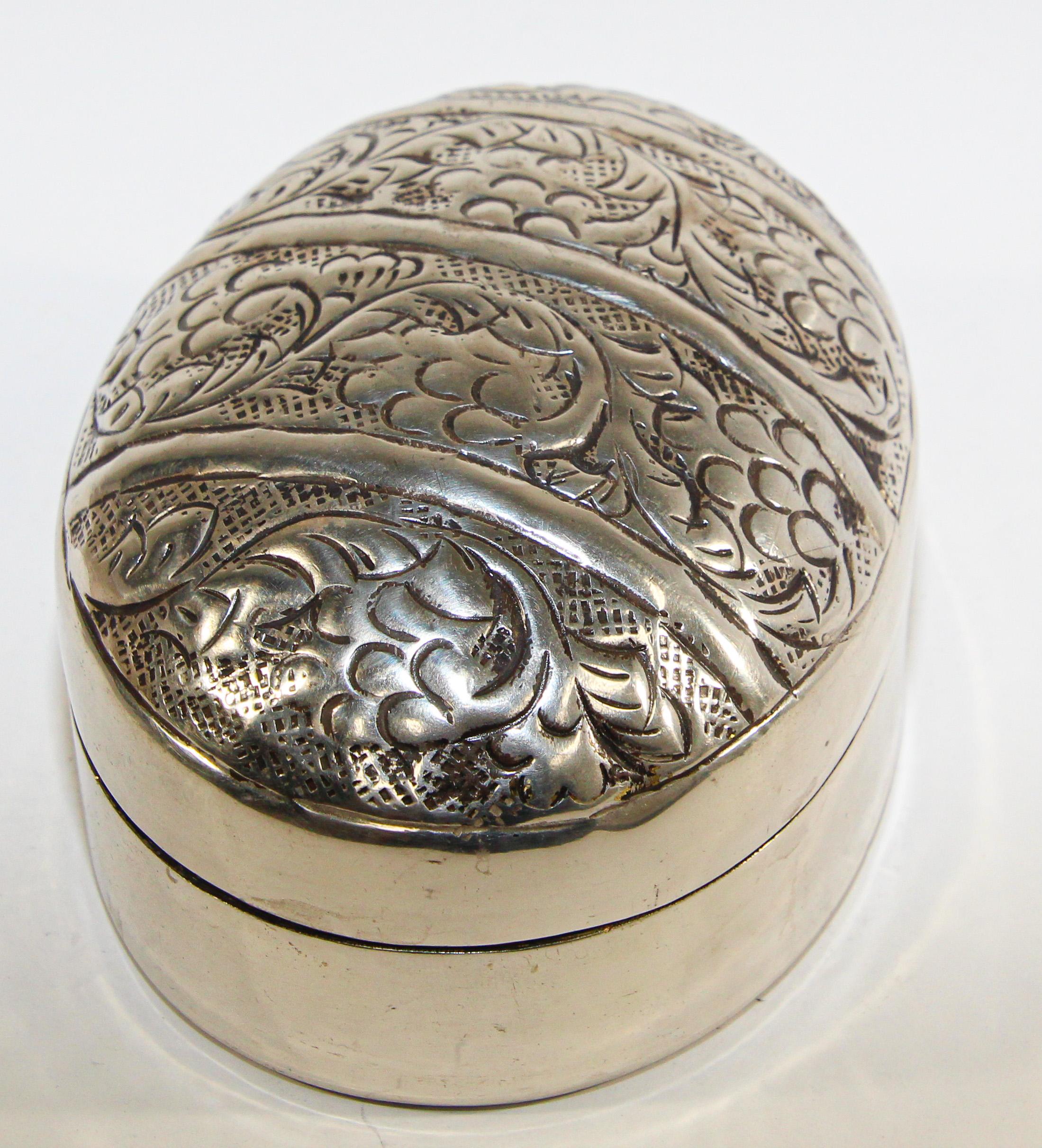 Boîte de bétel ovale asiatique fabriquée à la main en métal argenté en vente 2
