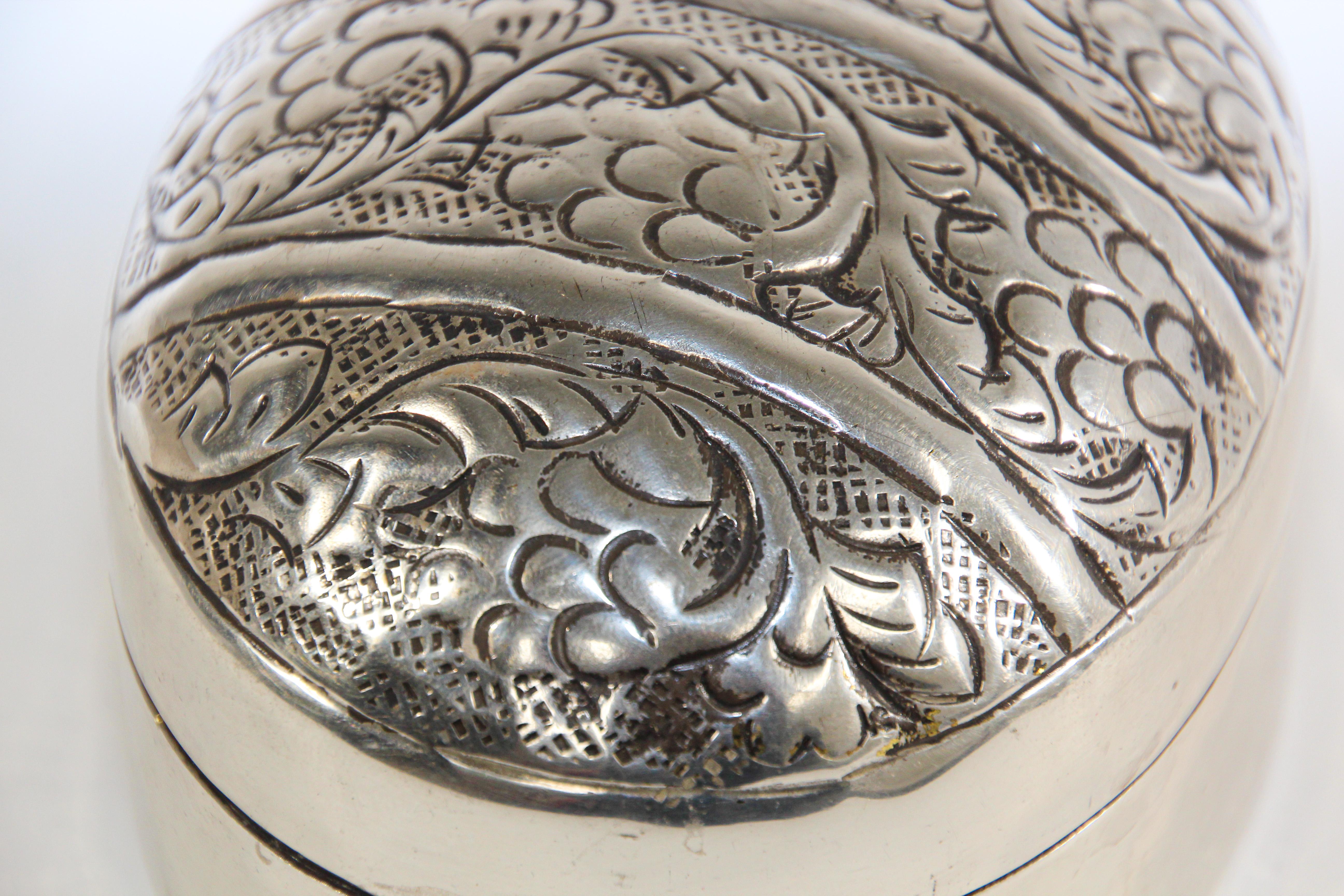 Boîte de bétel ovale asiatique fabriquée à la main en métal argenté en vente 3