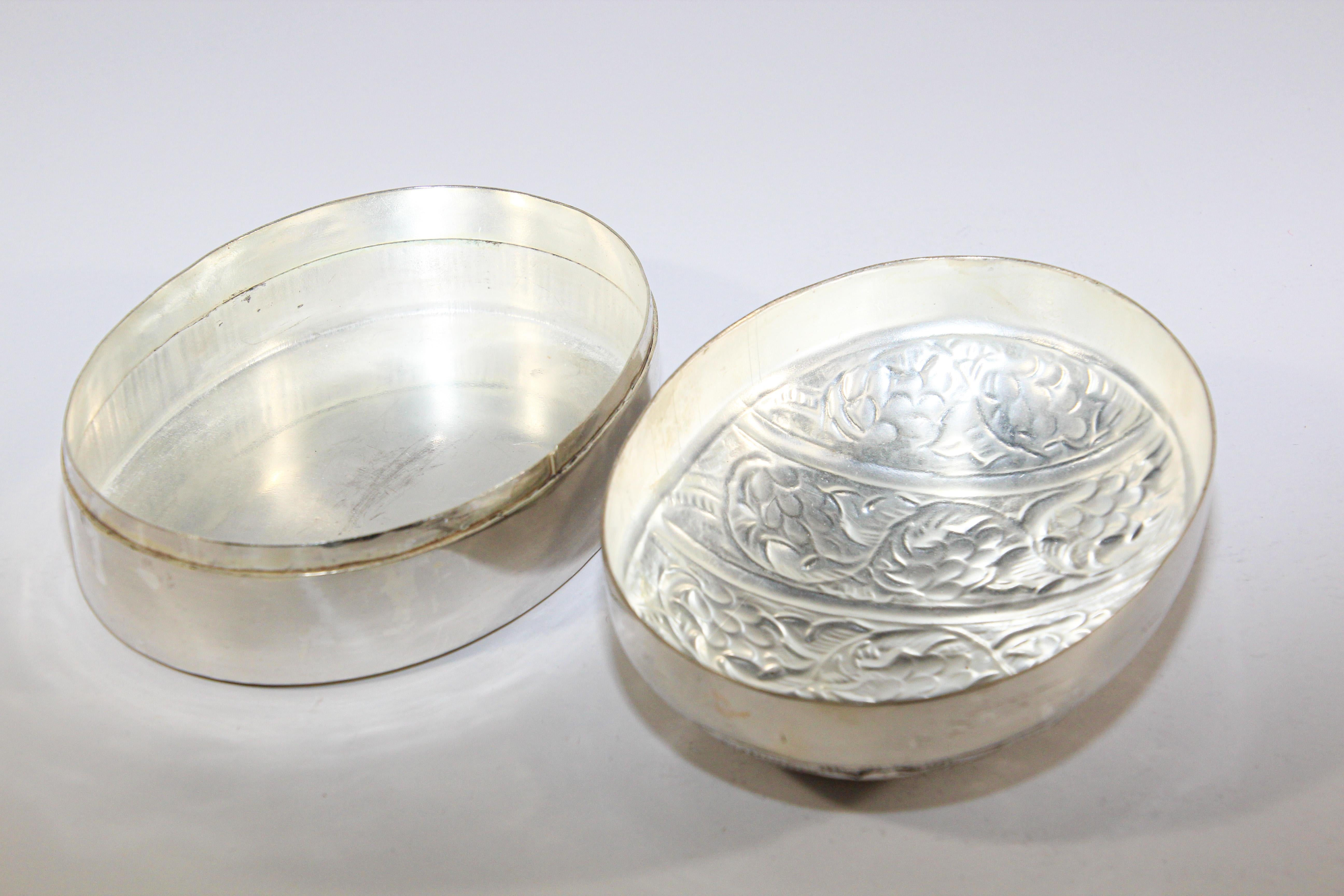 Boîte de bétel ovale asiatique fabriquée à la main en métal argenté en vente 4