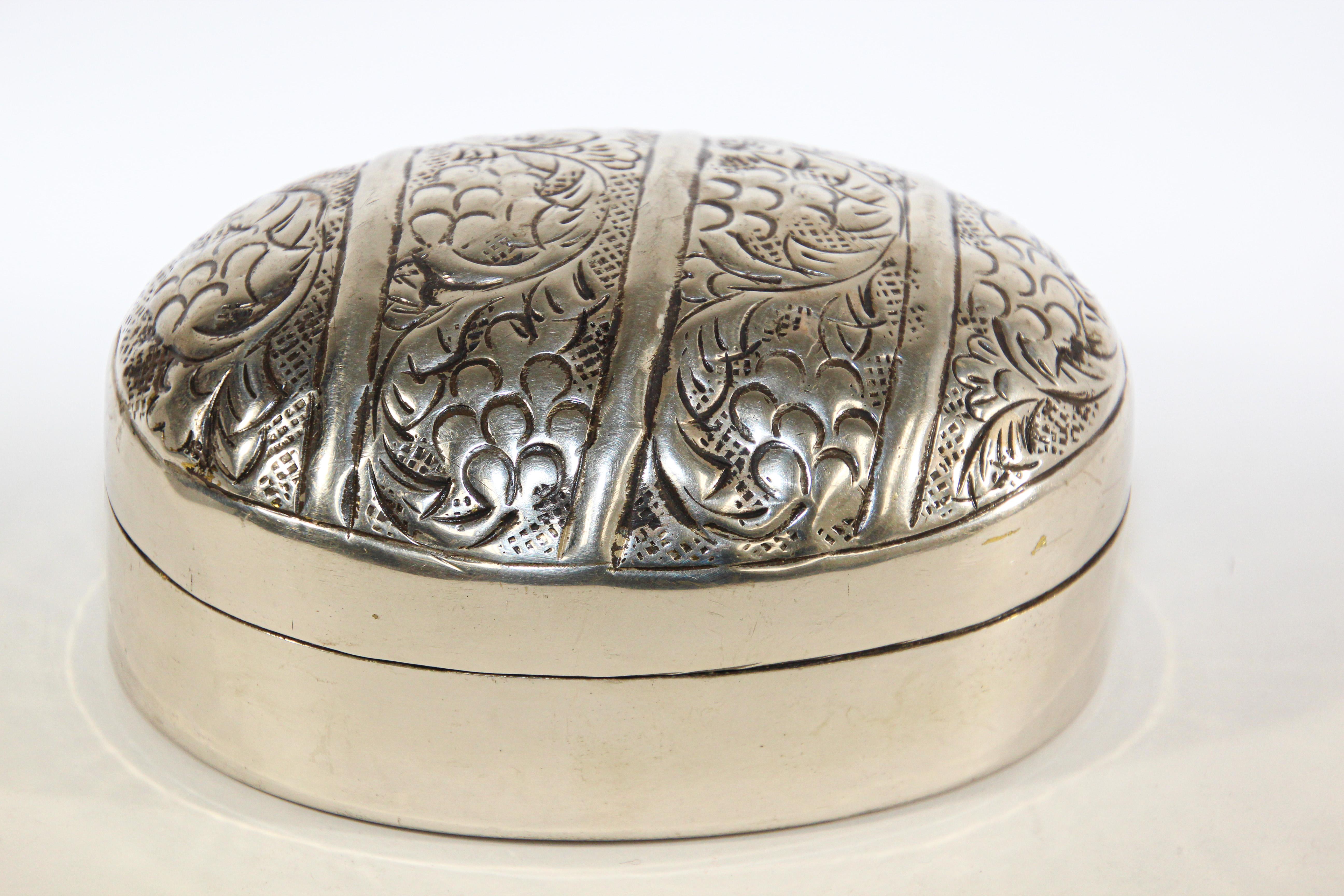 Boîte de bétel ovale asiatique fabriquée à la main en métal argenté en vente 5