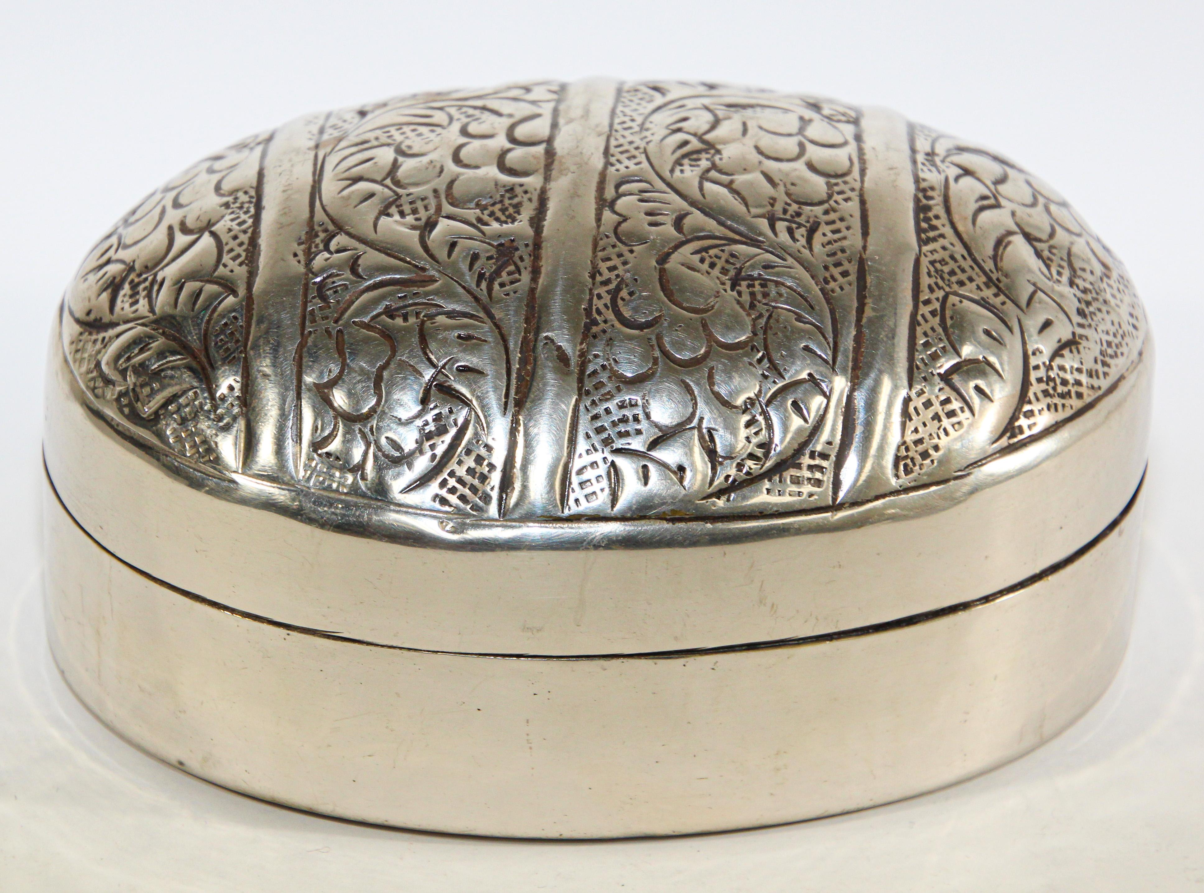 Asian decorative trinket lidded box in metal silvered hammered and etched with organic floral design.
Anglo Raj style oval form betel box.
Dimensions: 5