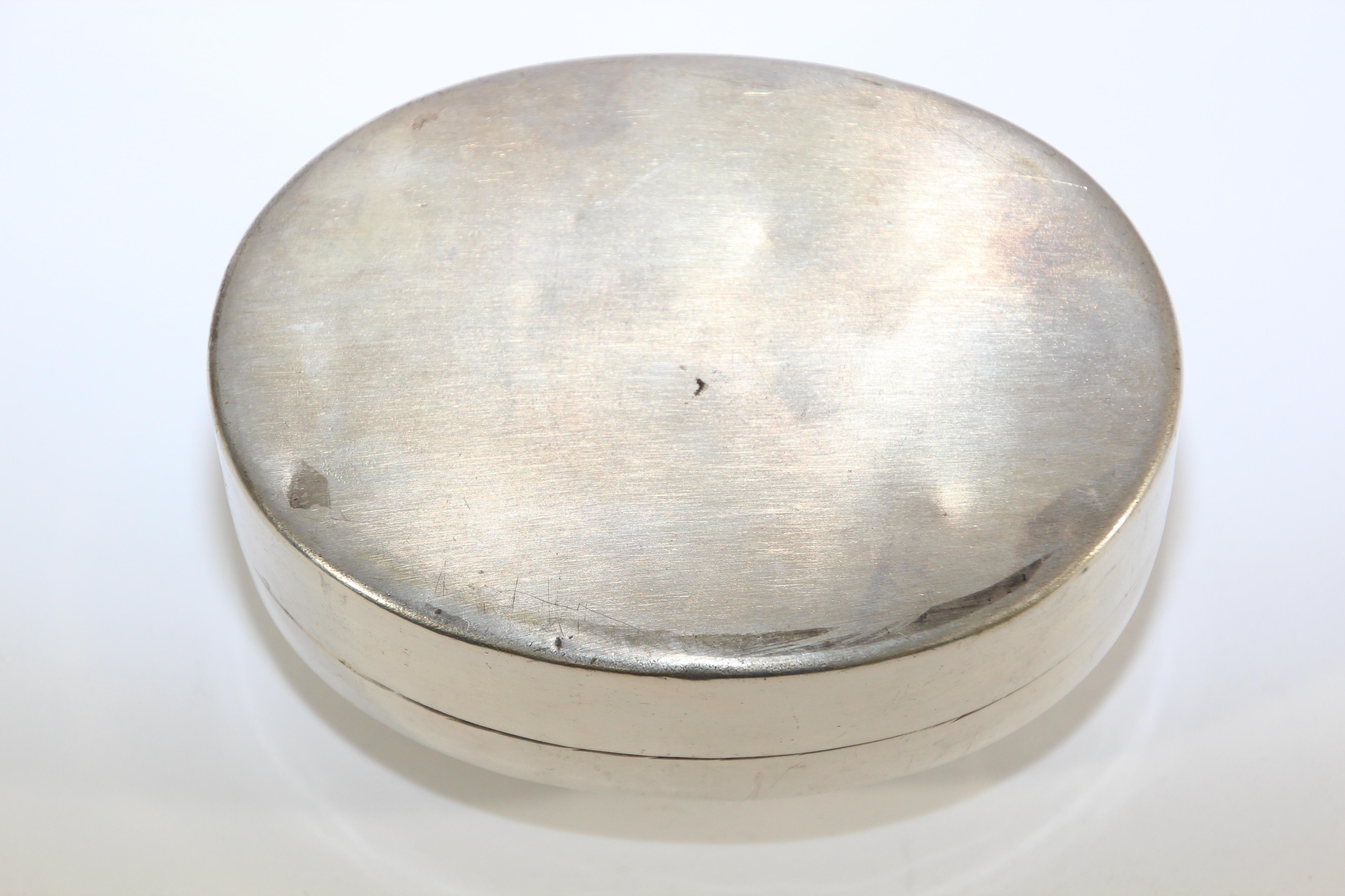 Indien Boîte de bétel ovale asiatique fabriquée à la main en métal argenté en vente
