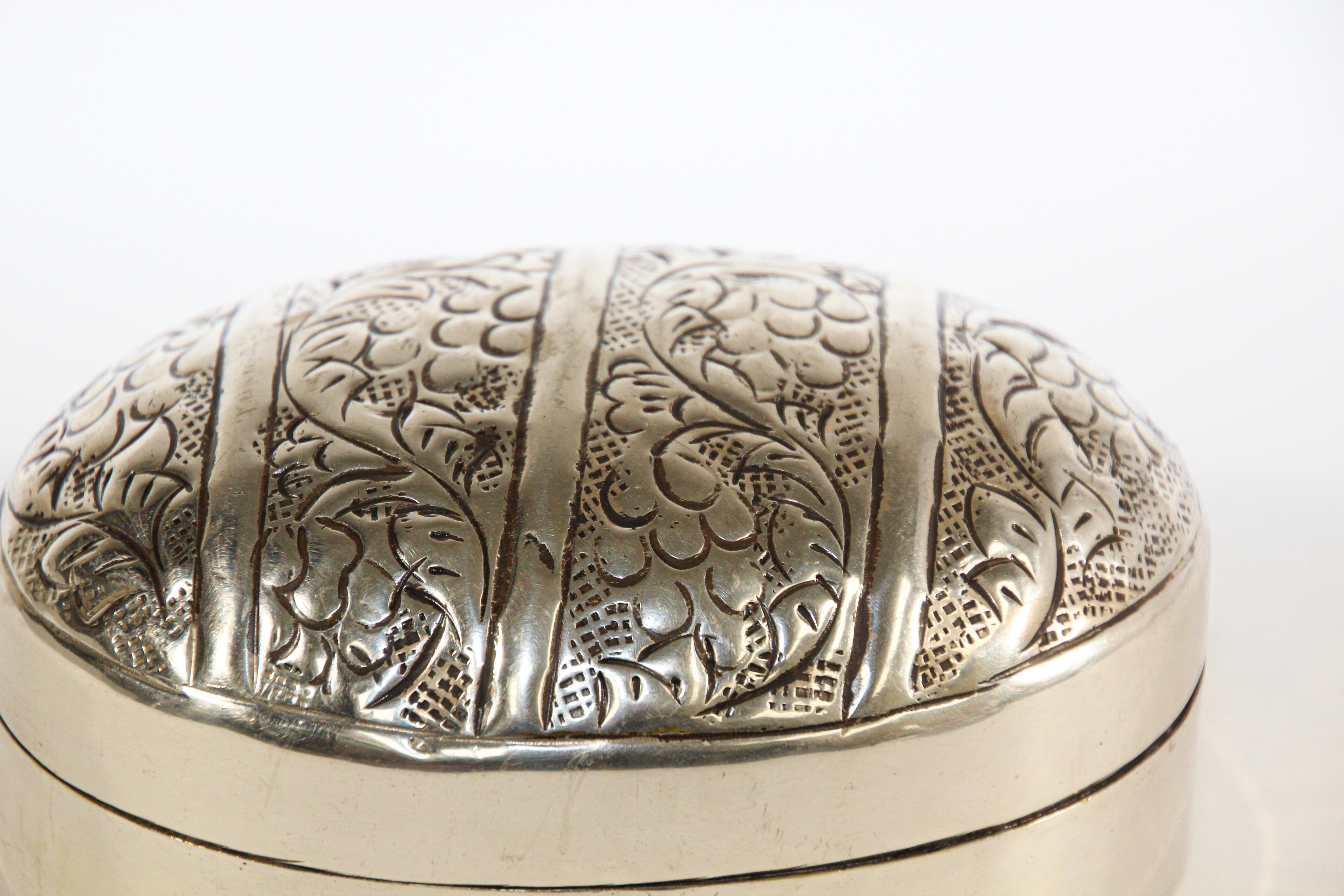 Boîte de bétel ovale asiatique fabriquée à la main en métal argenté Bon état - En vente à North Hollywood, CA