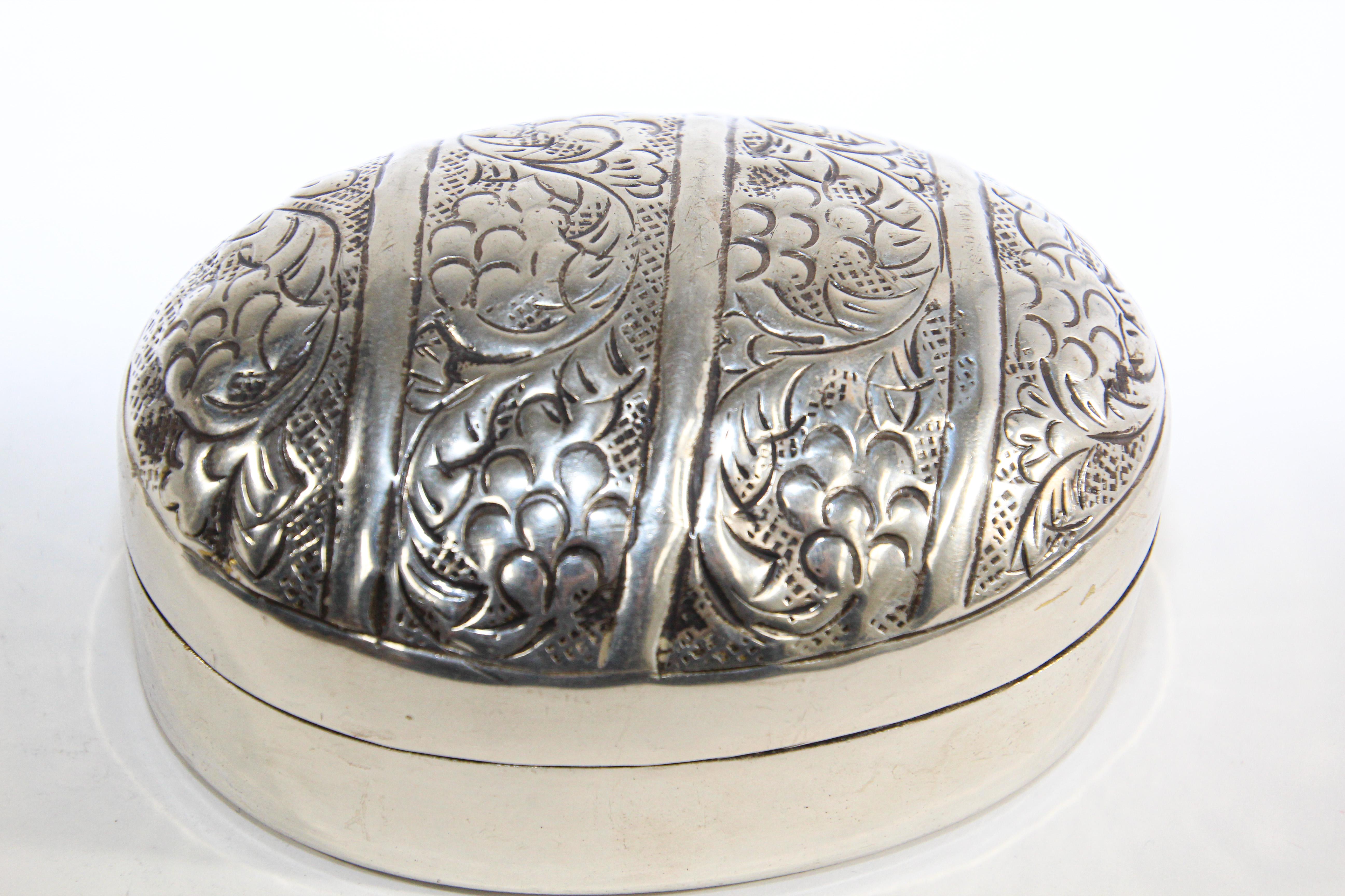 20ième siècle Boîte de bétel ovale asiatique fabriquée à la main en métal argenté en vente