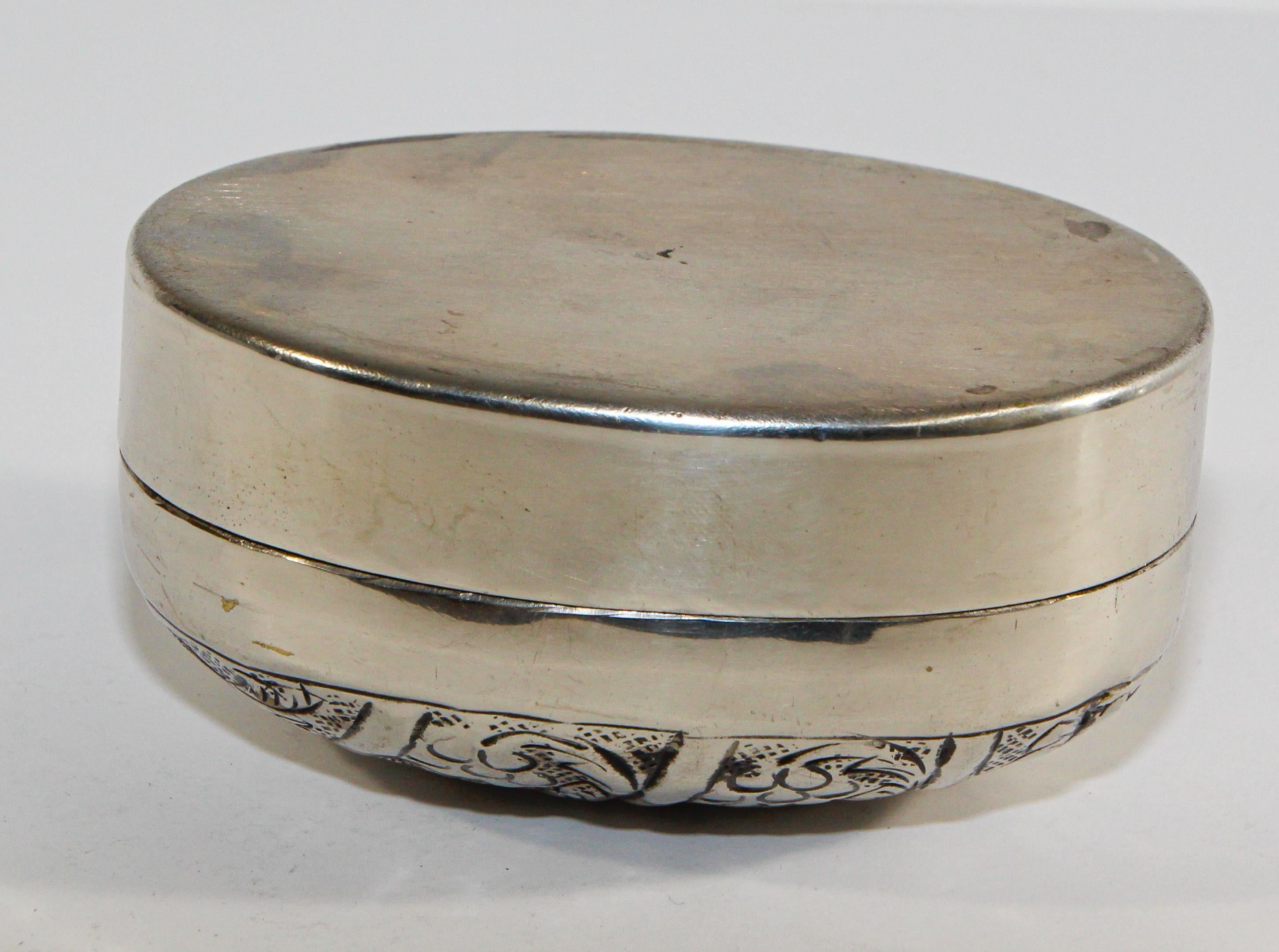 Métal Boîte de bétel ovale asiatique fabriquée à la main en métal argenté en vente