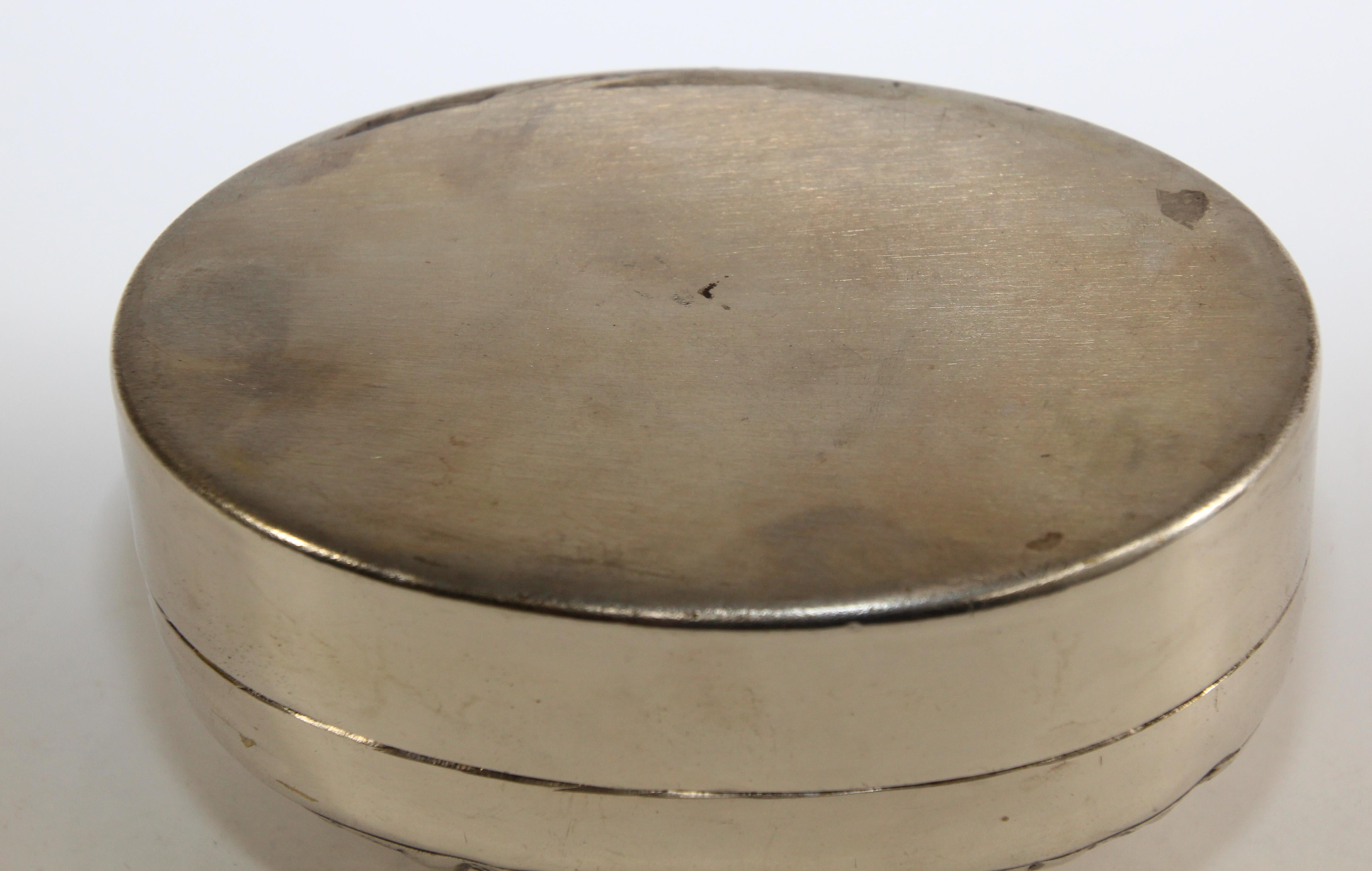 Boîte de bétel ovale asiatique fabriquée à la main en métal argenté en vente 1