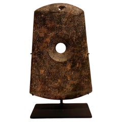 Axe asiatique en pierre dure en forme de hache avec Stand en métal