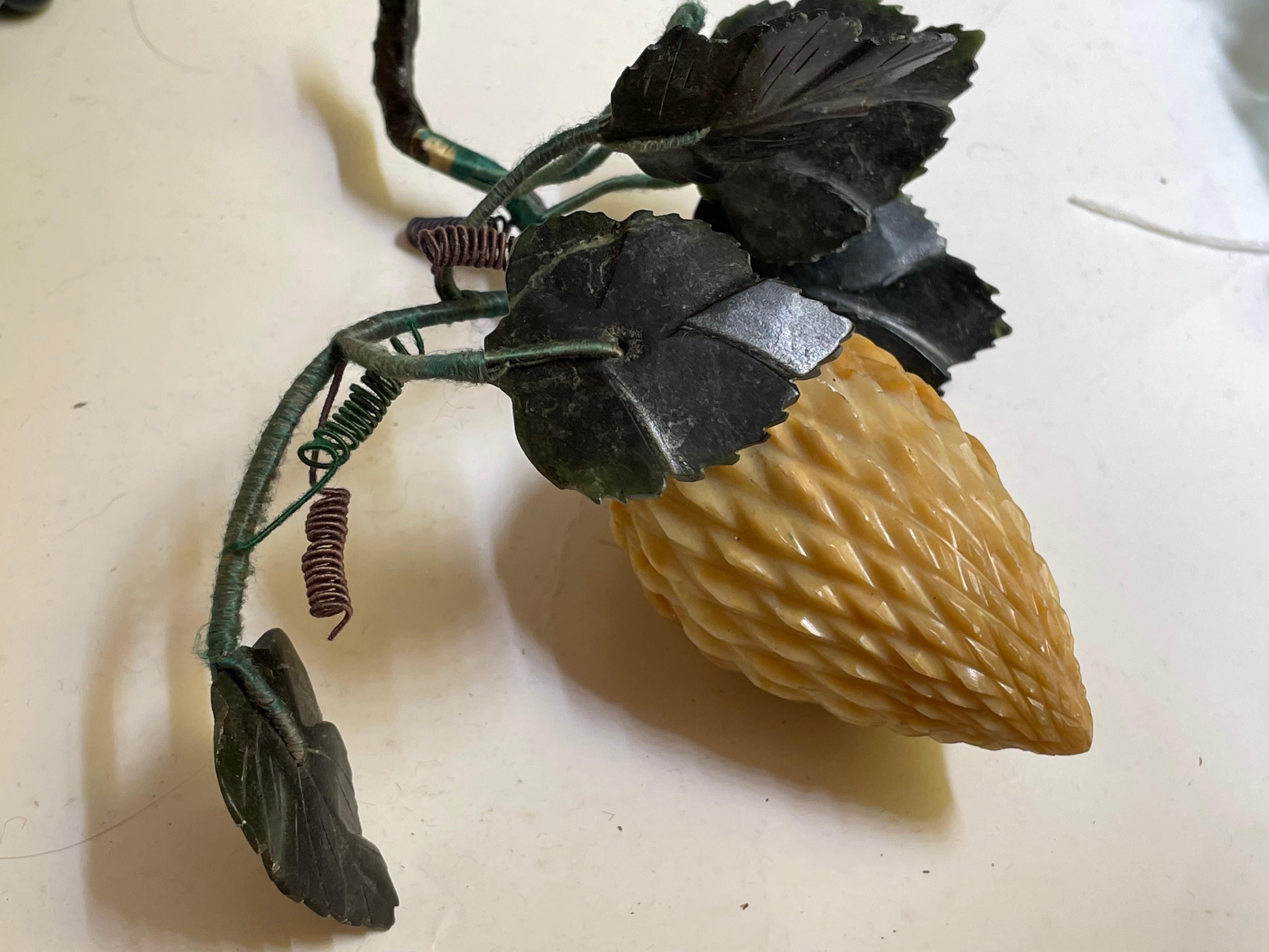 Pieza decorativa asiática tallada en piedra dura Frutas exóticas y hojas de jade Moderno de mediados de siglo en venta
