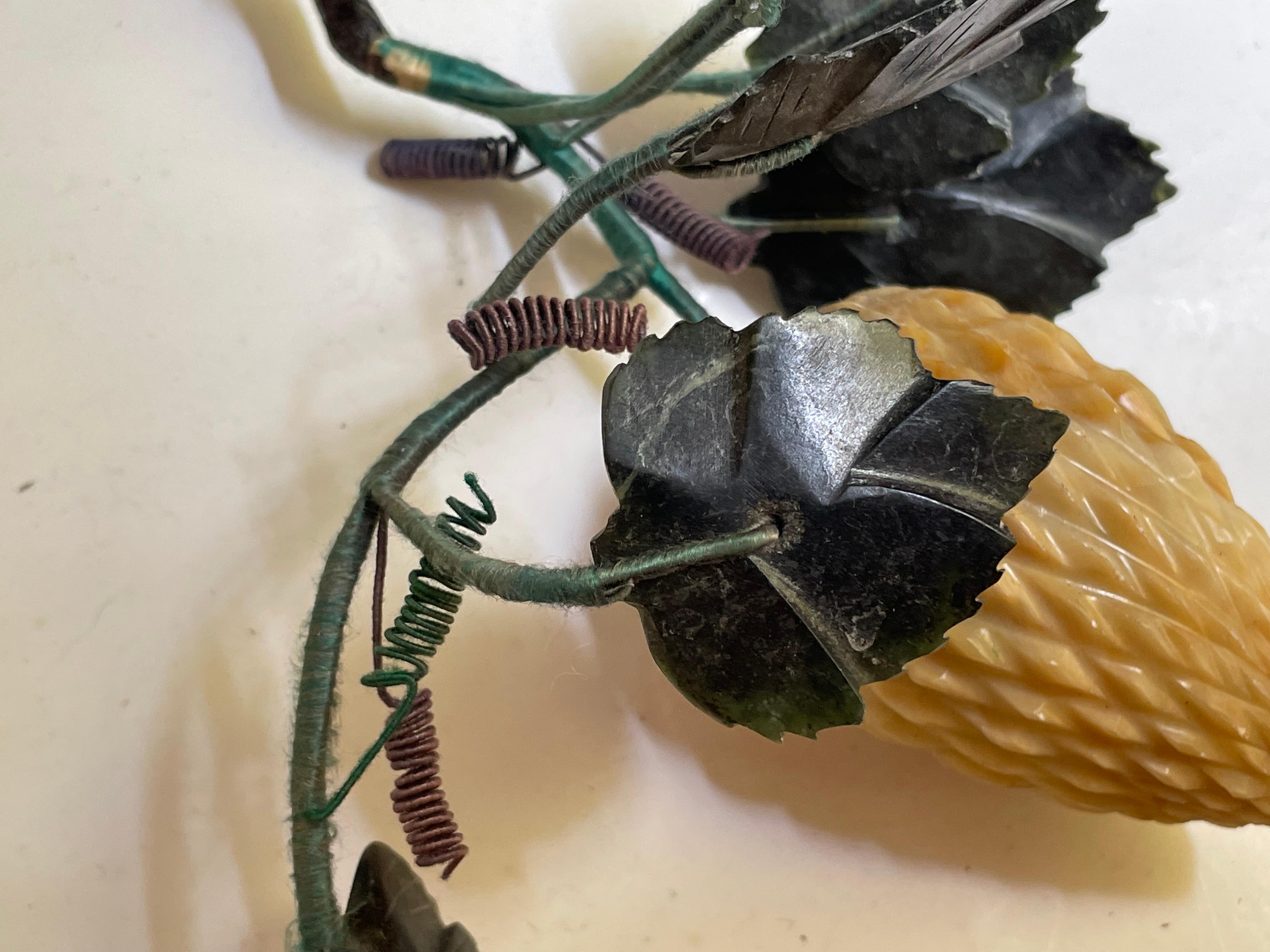 Pieza decorativa asiática tallada en piedra dura Frutas exóticas y hojas de jade Chino en venta