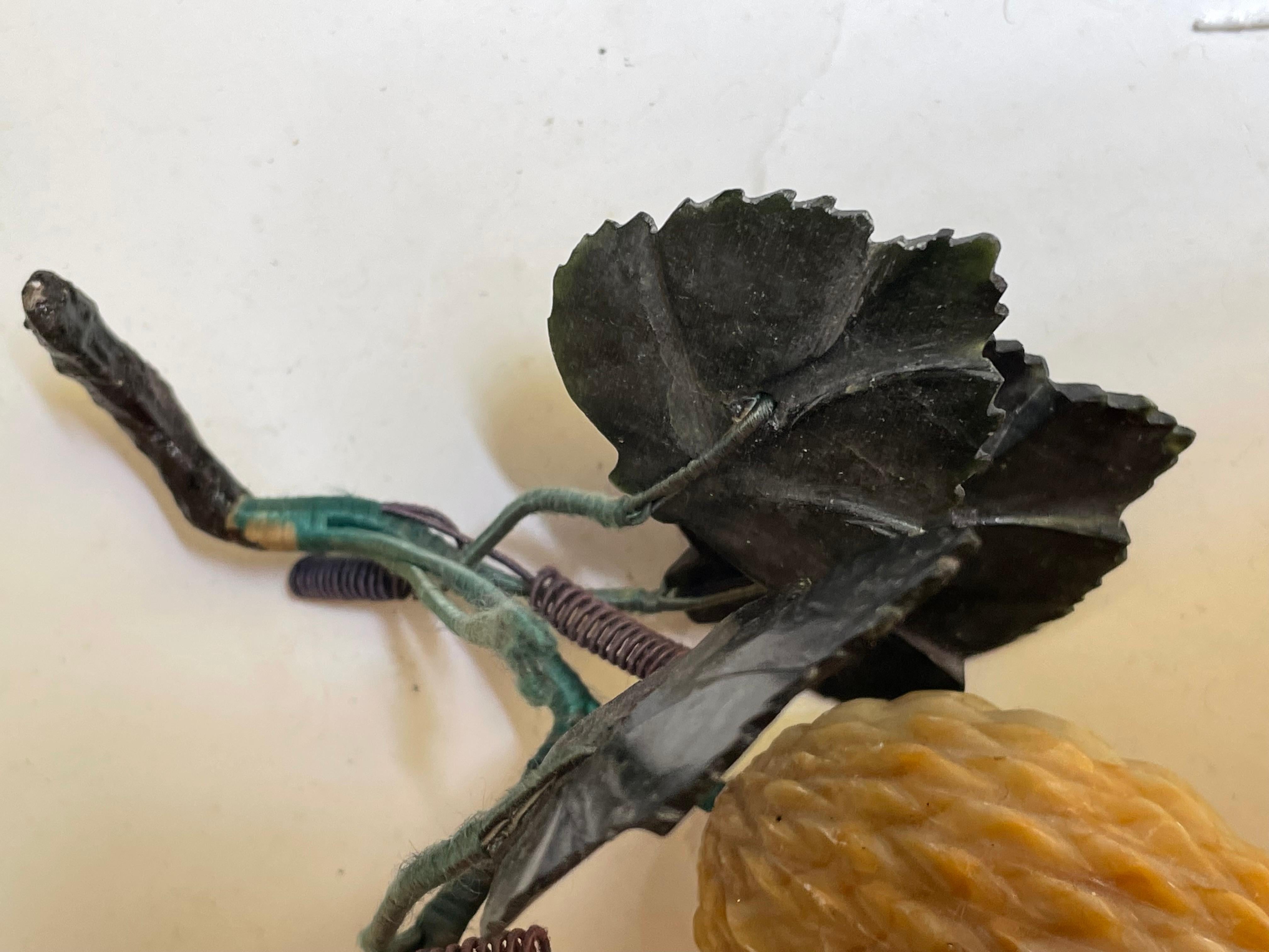 Pieza decorativa asiática tallada en piedra dura Frutas exóticas y hojas de jade Tallado en venta