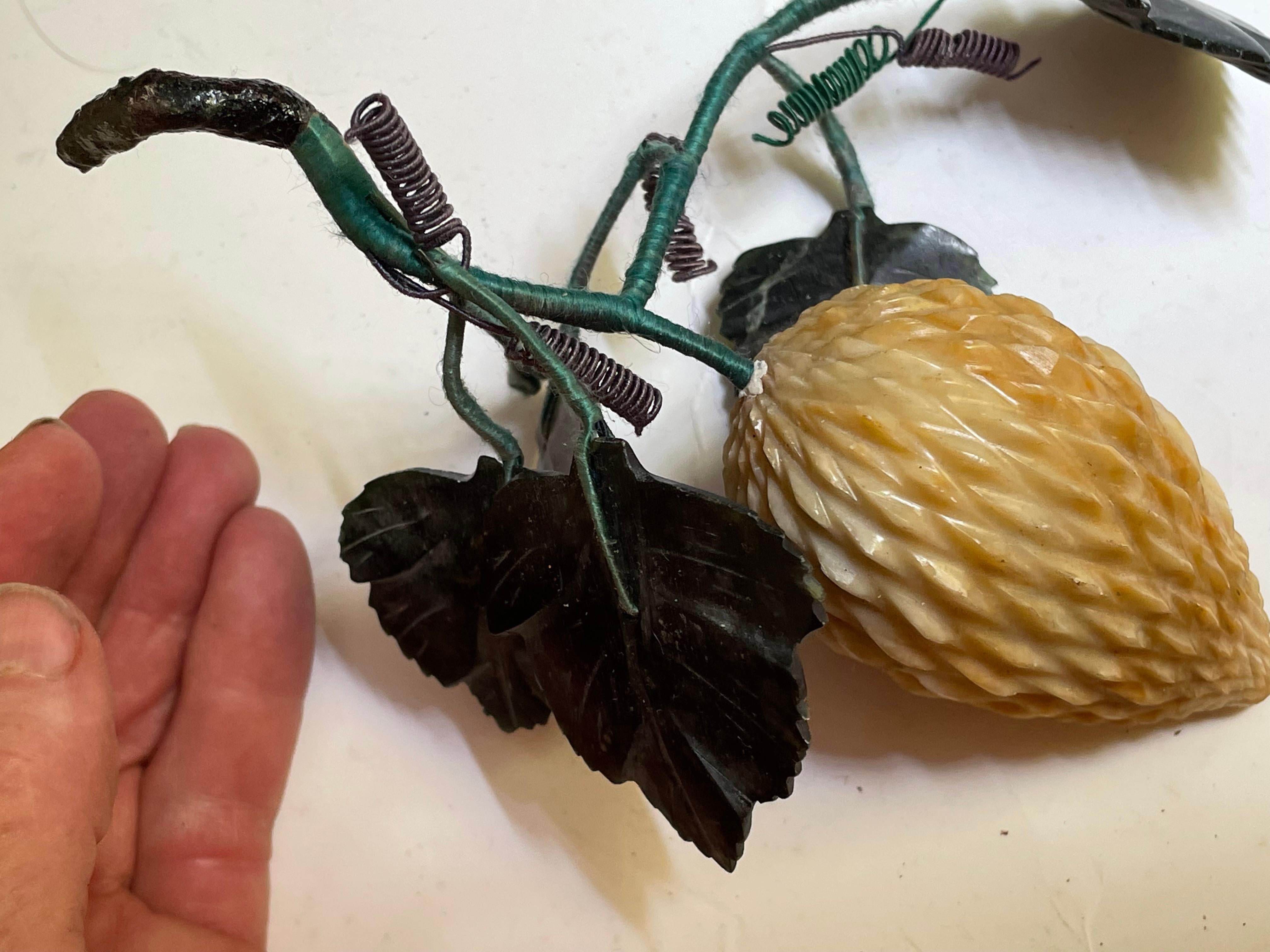 Pieza decorativa asiática tallada en piedra dura Frutas exóticas y hojas de jade en Bueno estado para la venta en Clifton Forge, VA