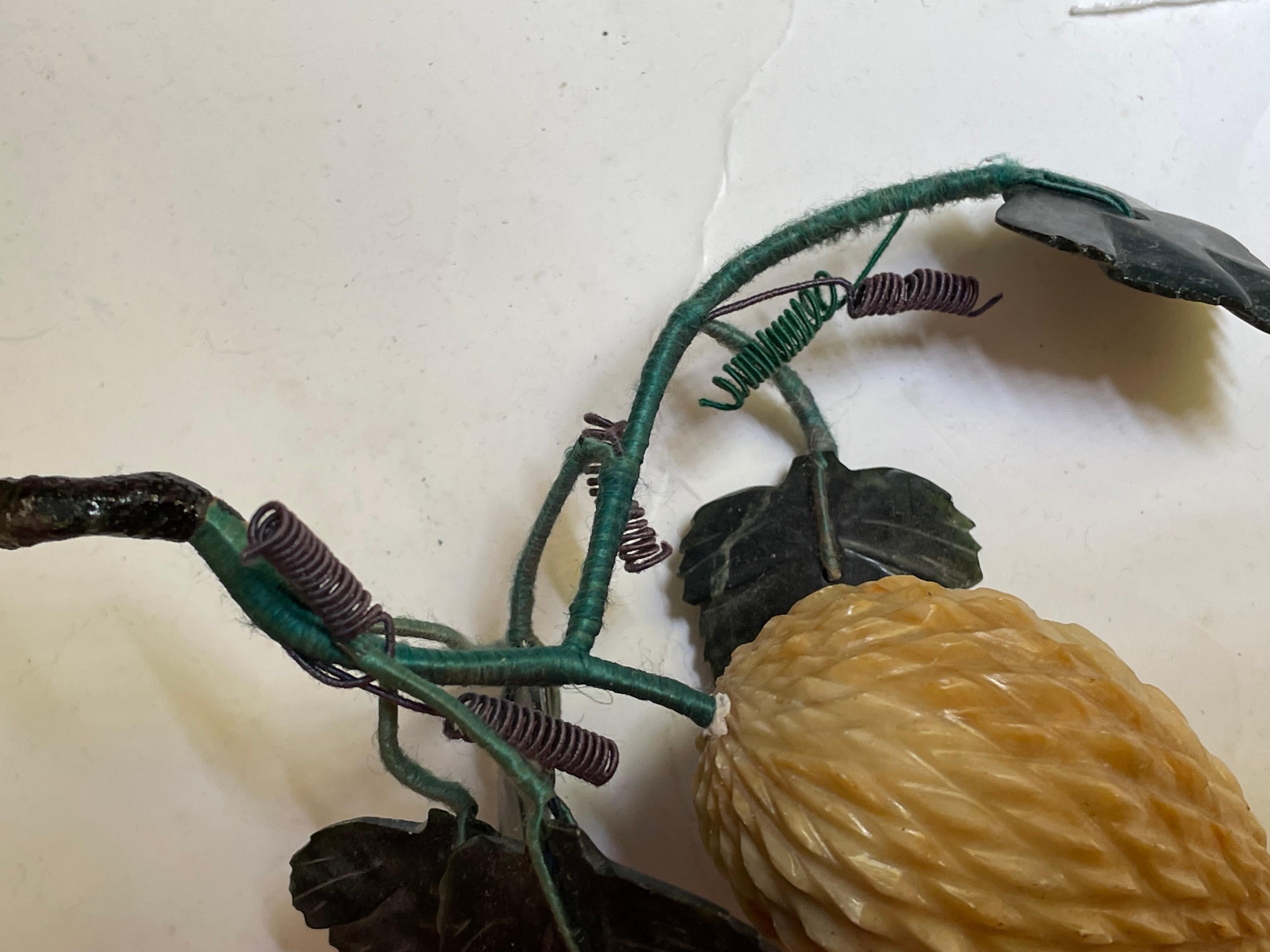 Pieza decorativa asiática tallada en piedra dura Frutas exóticas y hojas de jade siglo XX en venta