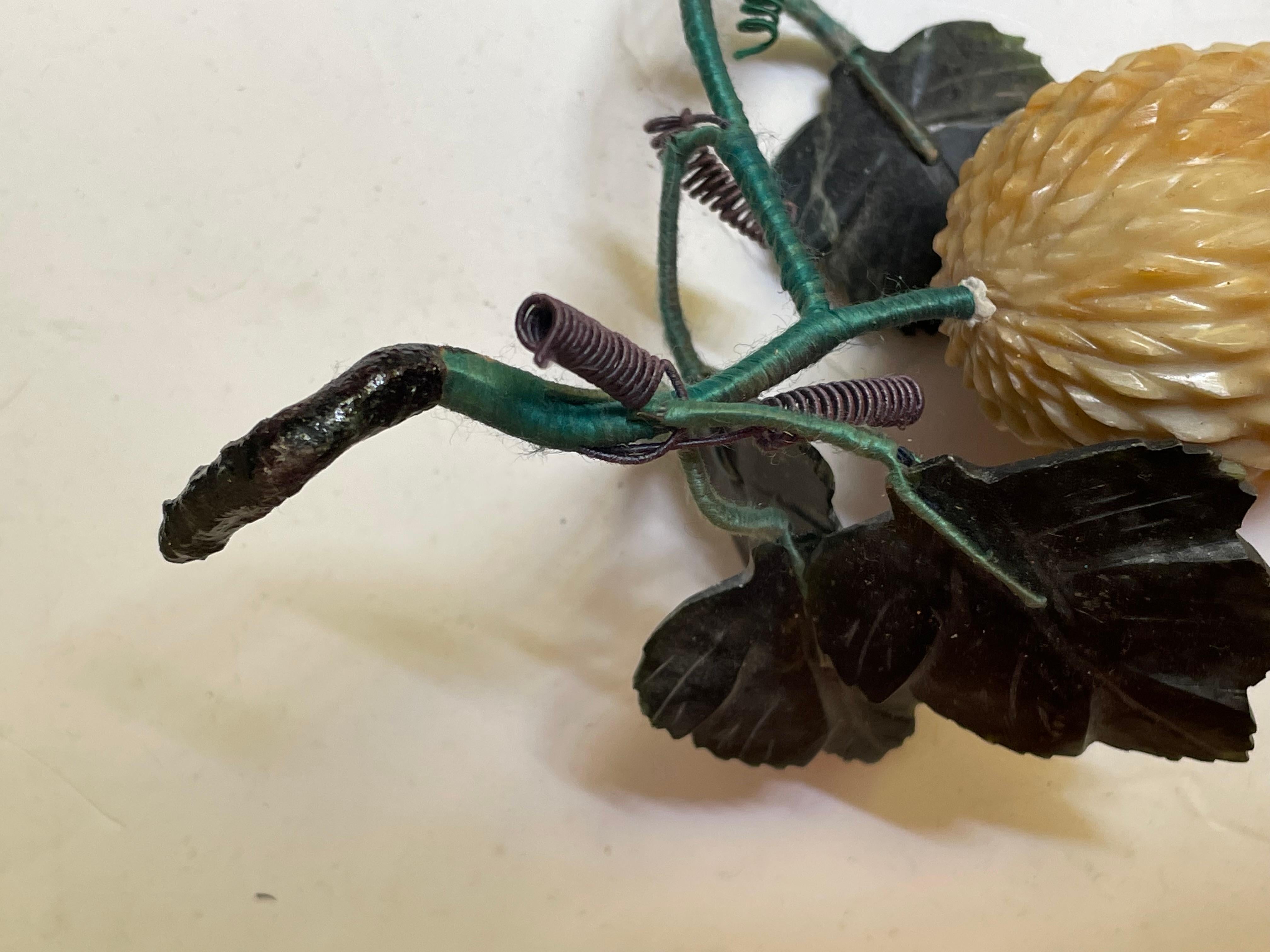Pieza decorativa asiática tallada en piedra dura Frutas exóticas y hojas de jade Piedra en venta