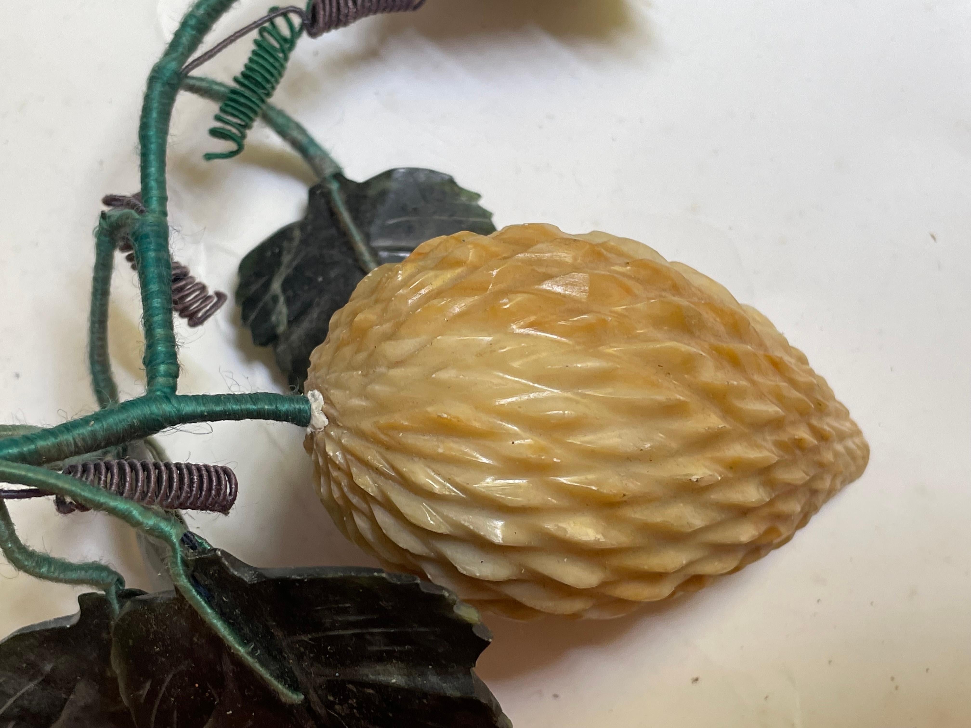 Pieza decorativa asiática tallada en piedra dura Frutas exóticas y hojas de jade en venta 1