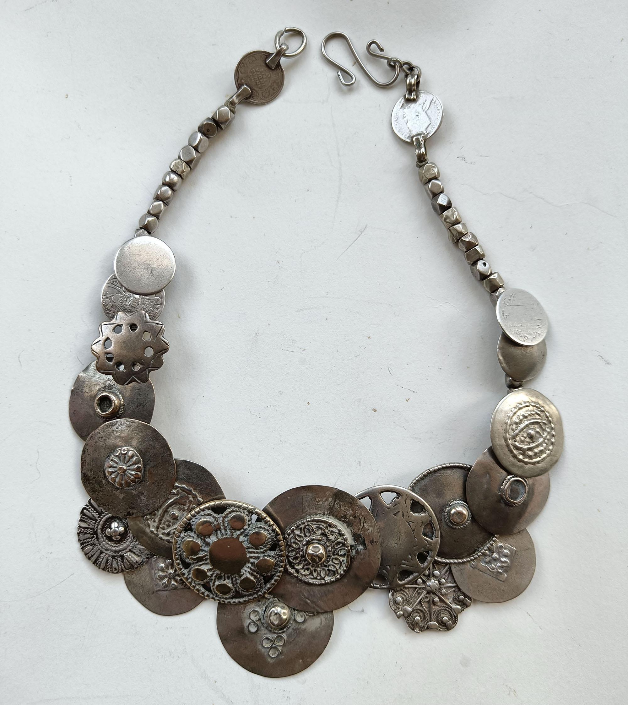  Indische Ethnographische Stammes-Silber Amulett Halskette Rajasthan
Seltene stilisierte Halskette mit einer Auswahl von Schild Typ Amulette das Ende mit Silbermünzen gemacht
Zeitraum frühes 20. Jahrhundert
Zustand: Gut.
 
