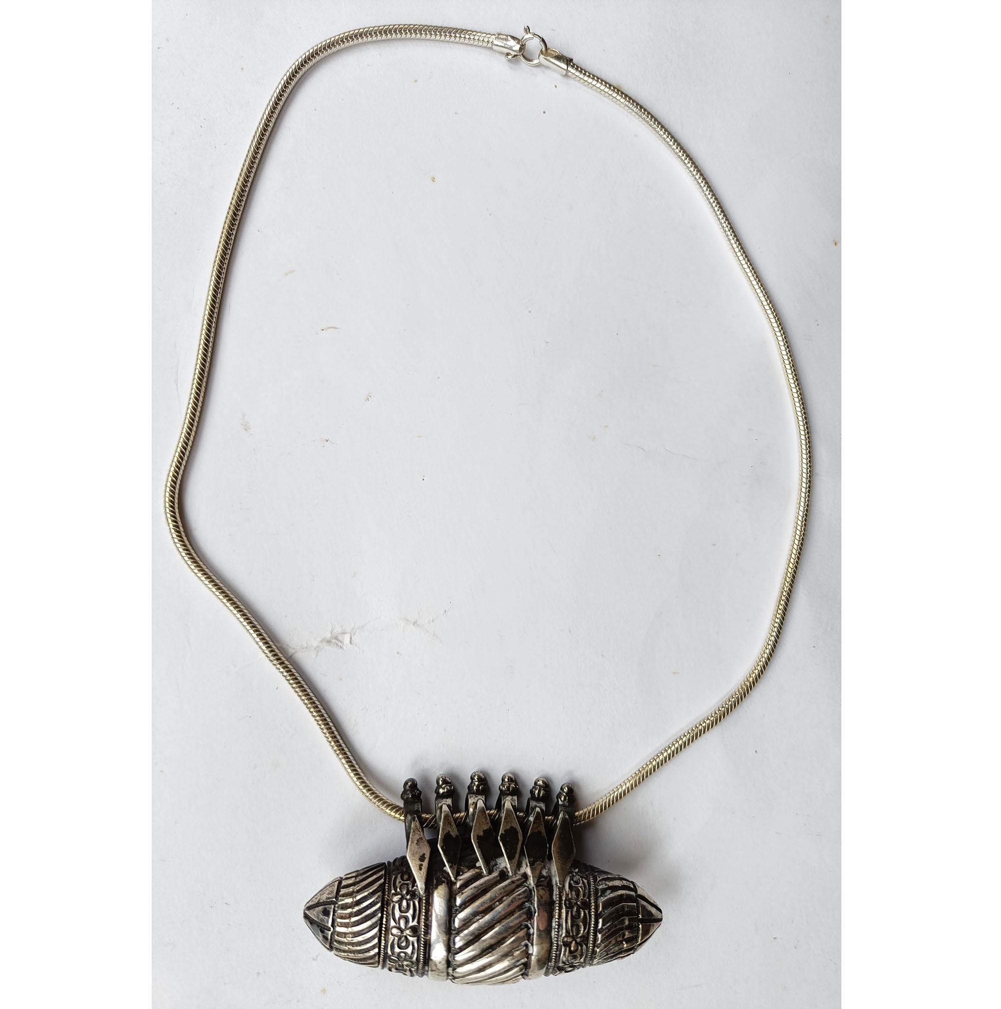 Asiatisch-indische Hindu-Ethnografische Stammes-Silber-Amulet-Halskette Vintage   (Handgefertigt) im Angebot