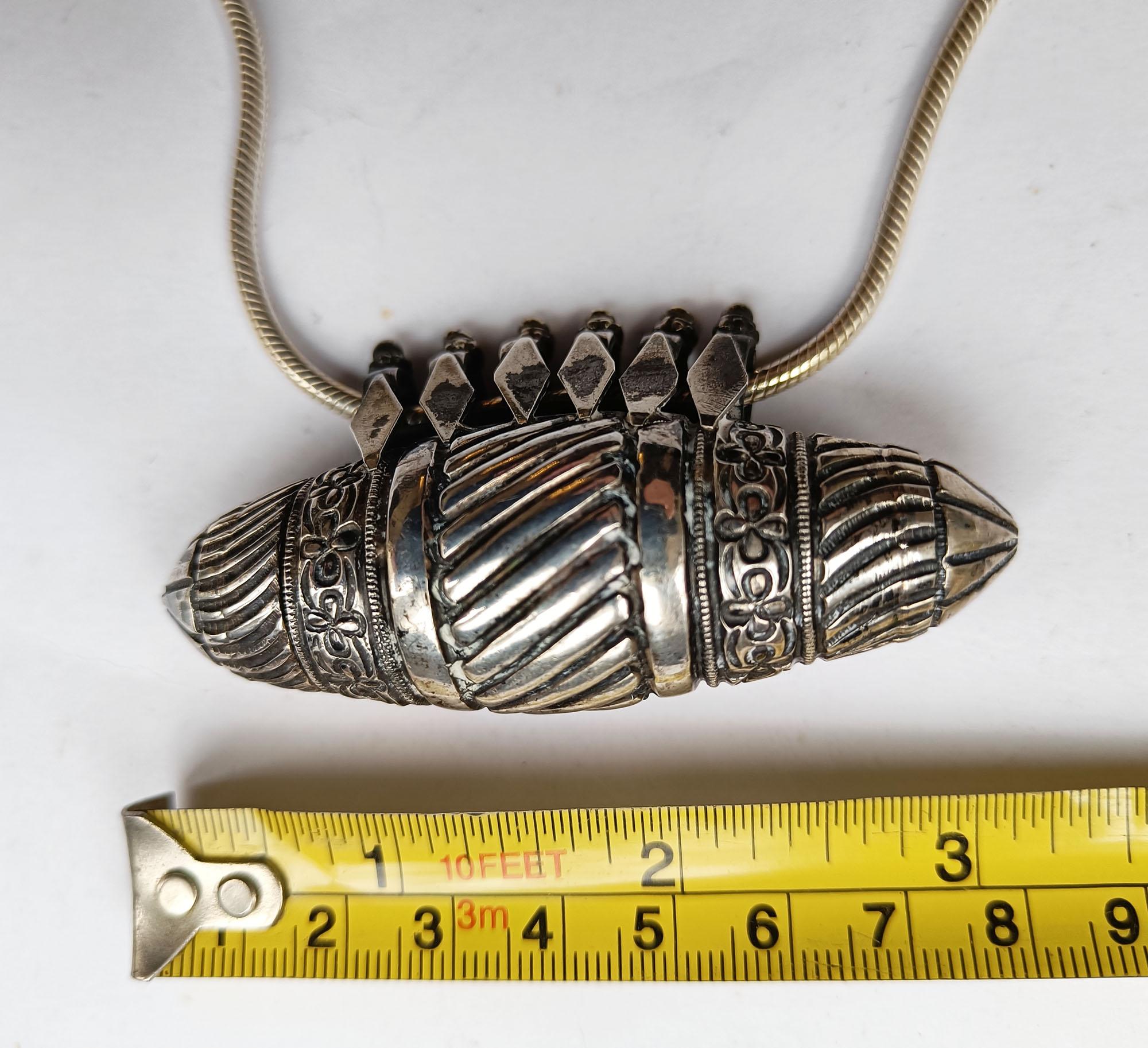 Asiatisch-indische Hindu-Ethnografische Stammes-Silber-Amulet-Halskette Vintage   im Zustand „Gut“ im Angebot in London, GB