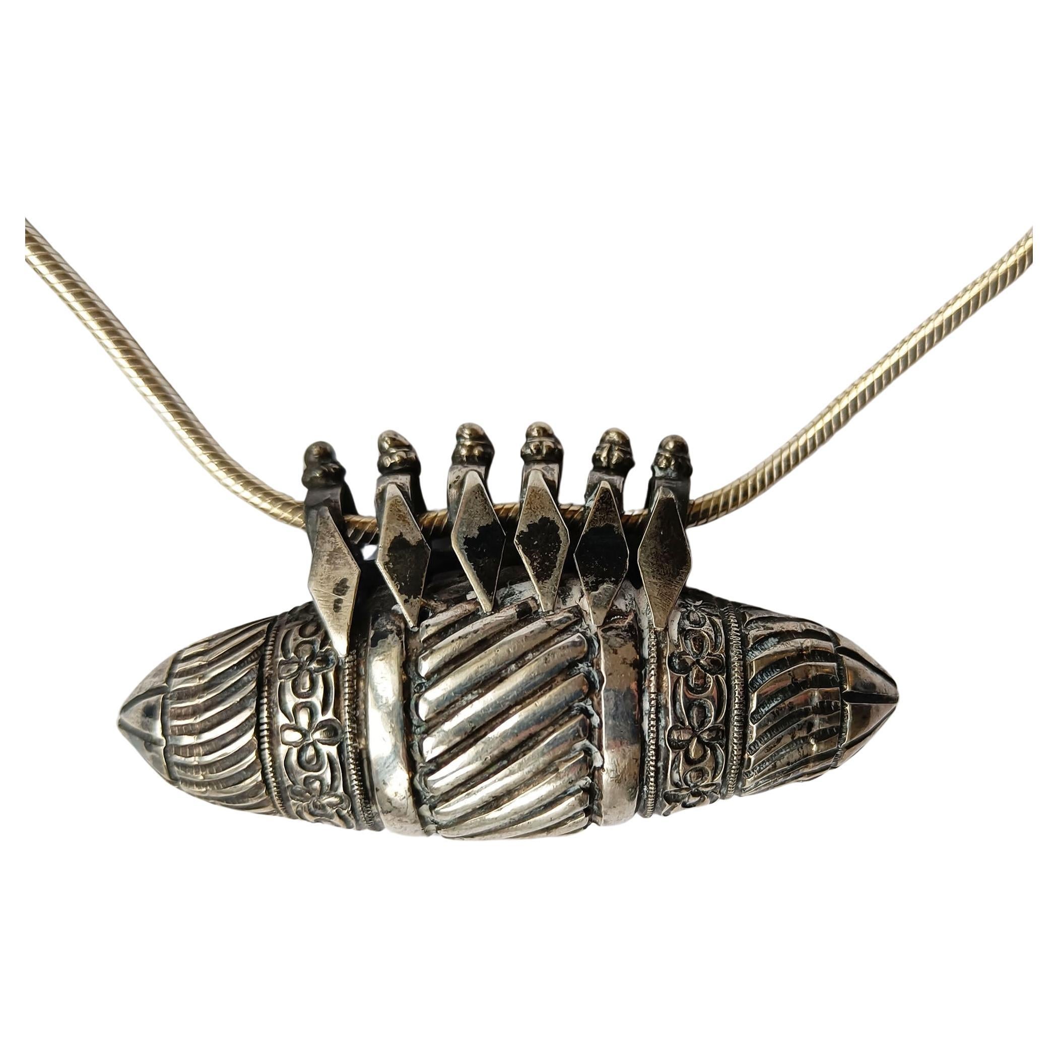 Asiatisch-indische Hindu-Ethnografische Stammes-Silber-Amulet-Halskette Vintage   im Angebot