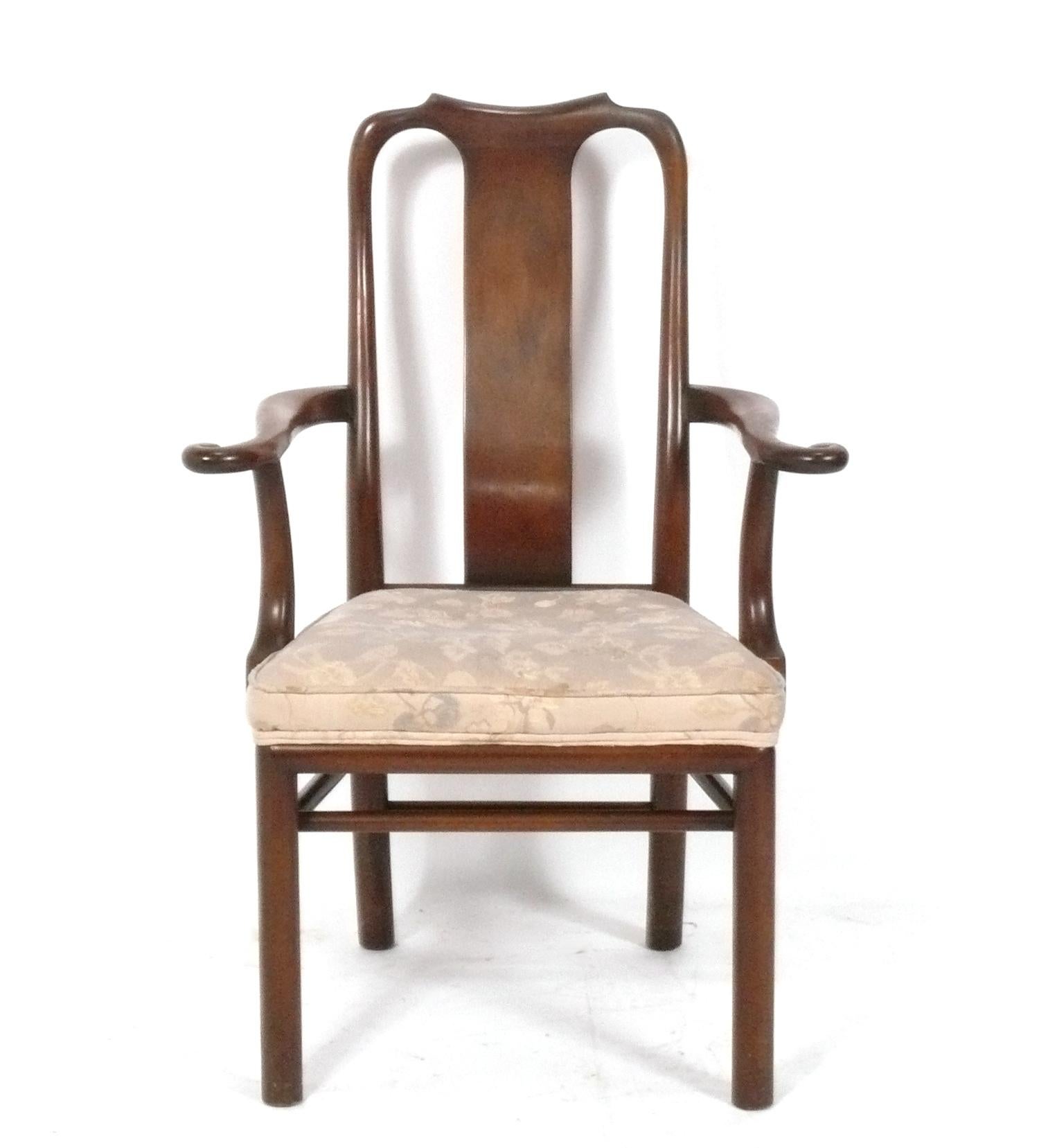 Set di dodici eleganti sedie da pranzo con sottili influenze asiatiche, disegnate da Michael Taylor per Baker, America, circa anni '60. Queste sedie sono attualmente in fase di rifinitura e tappezzeria e possono essere completate con un colore di