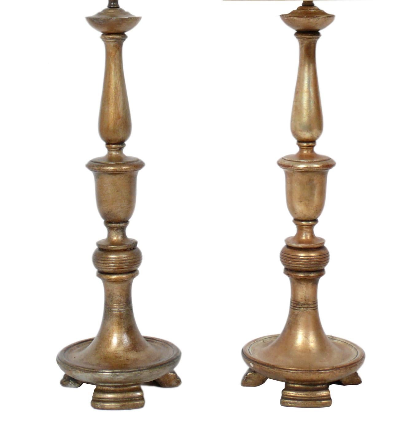 Lampade a foglia d'argento dal design influenzato dall'Asia, probabilmente americane, circa anni '50. Conservano la loro calda patina originale. Sono stati ricablati e sono pronti all'uso. Il prezzo indicato comprende le tonalità.