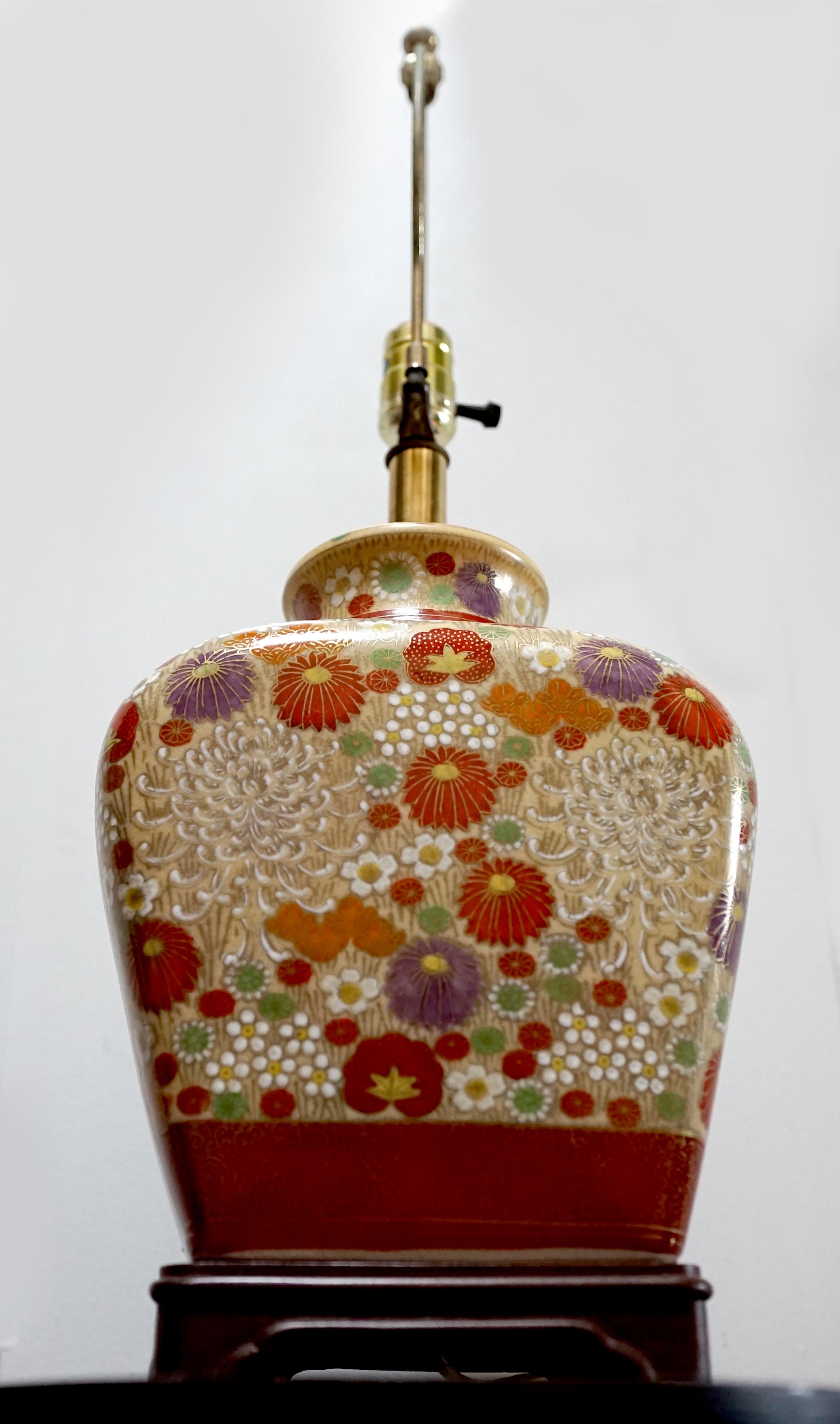 Lampe de table dorée d'influence asiatique avec profusion de fleurs, base en bois de rose en vente 4