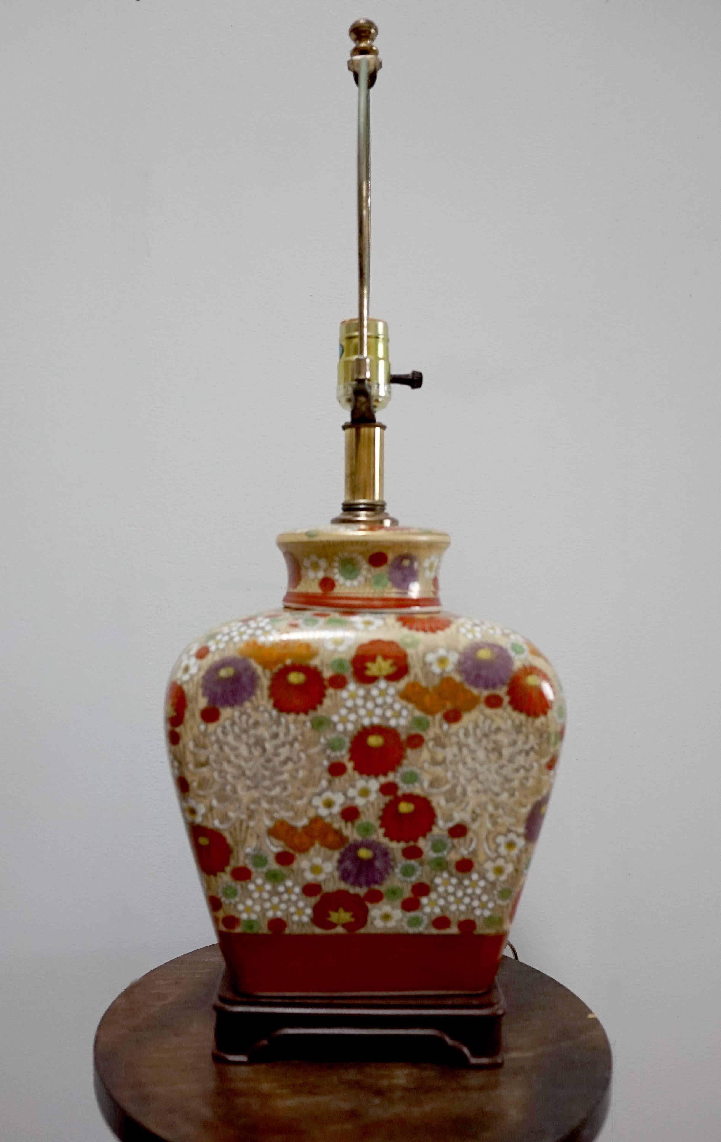Lampe de table dorée d'influence asiatique avec profusion de fleurs, base en bois de rose en vente 5
