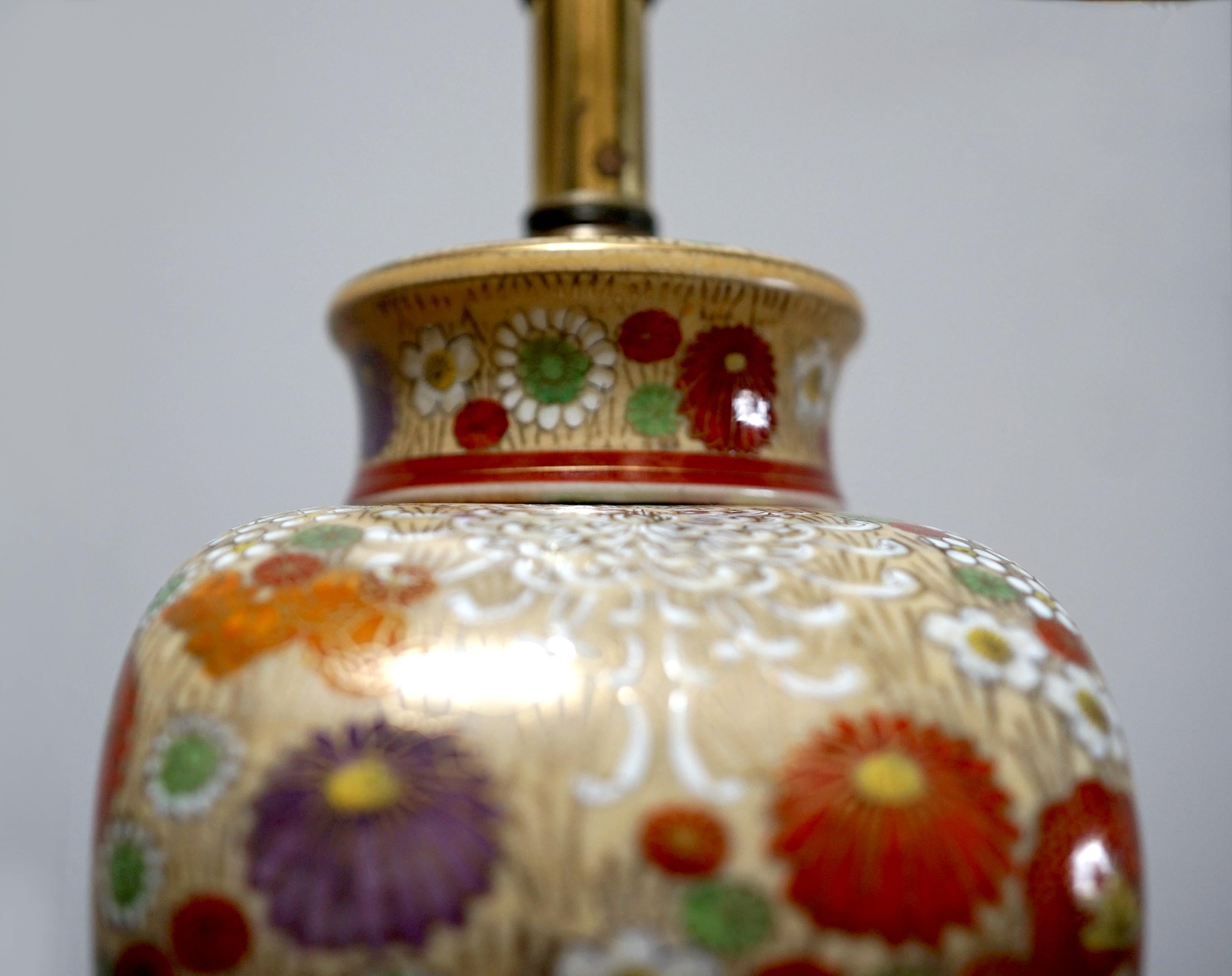 Asiatique Lampe de table dorée d'influence asiatique avec profusion de fleurs, base en bois de rose en vente