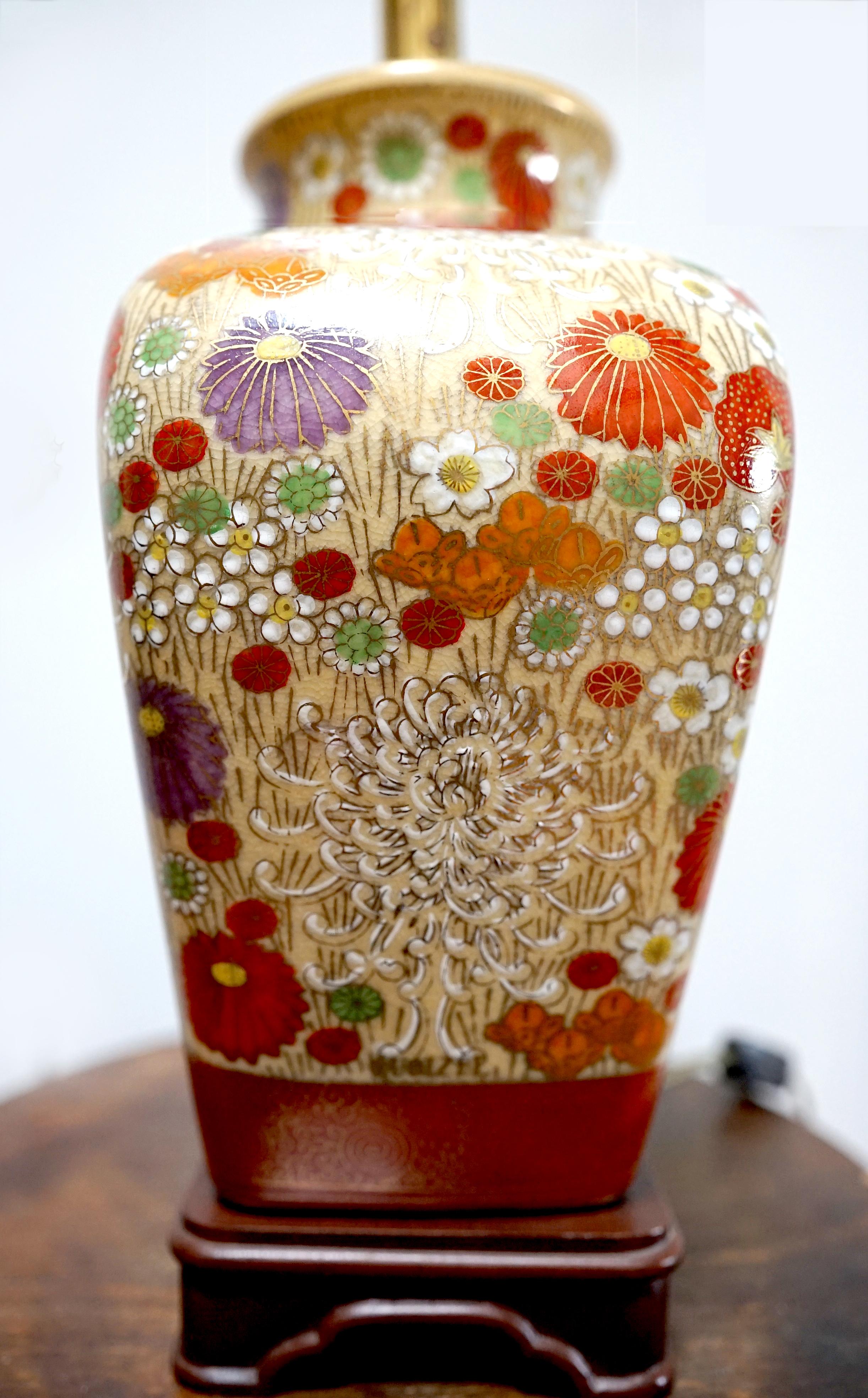 Doré Lampe de table dorée d'influence asiatique avec profusion de fleurs, base en bois de rose en vente