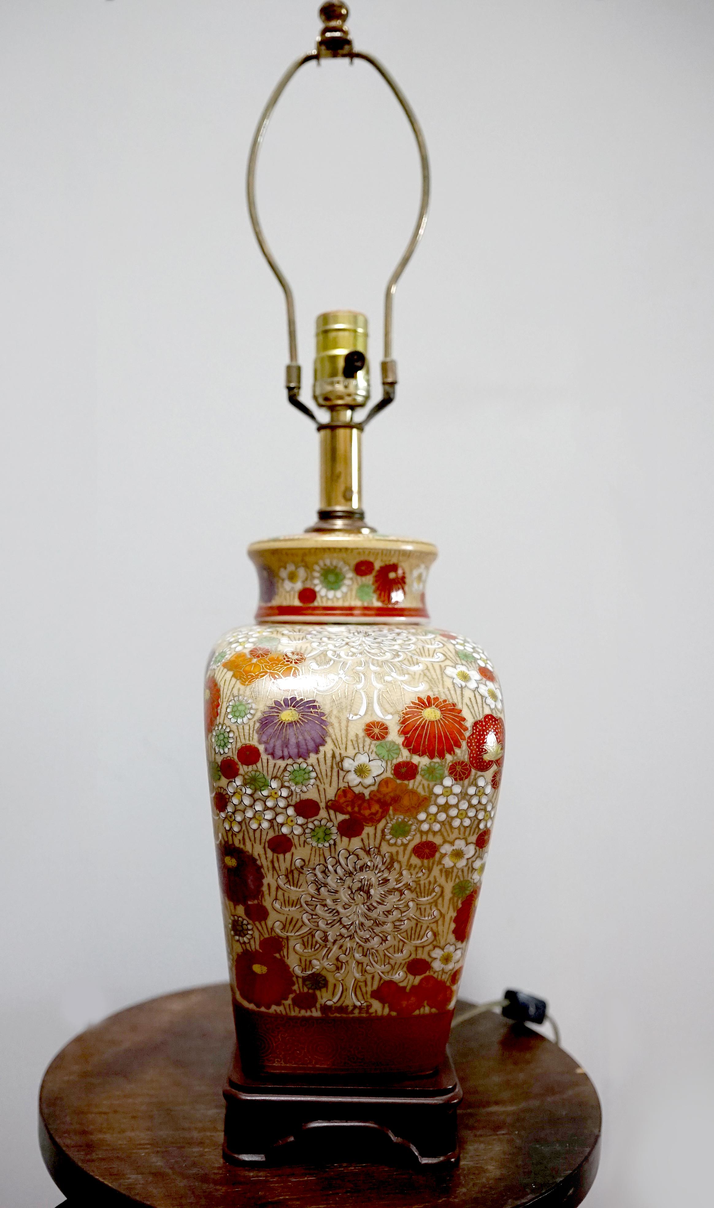 20ième siècle Lampe de table dorée d'influence asiatique avec profusion de fleurs, base en bois de rose en vente