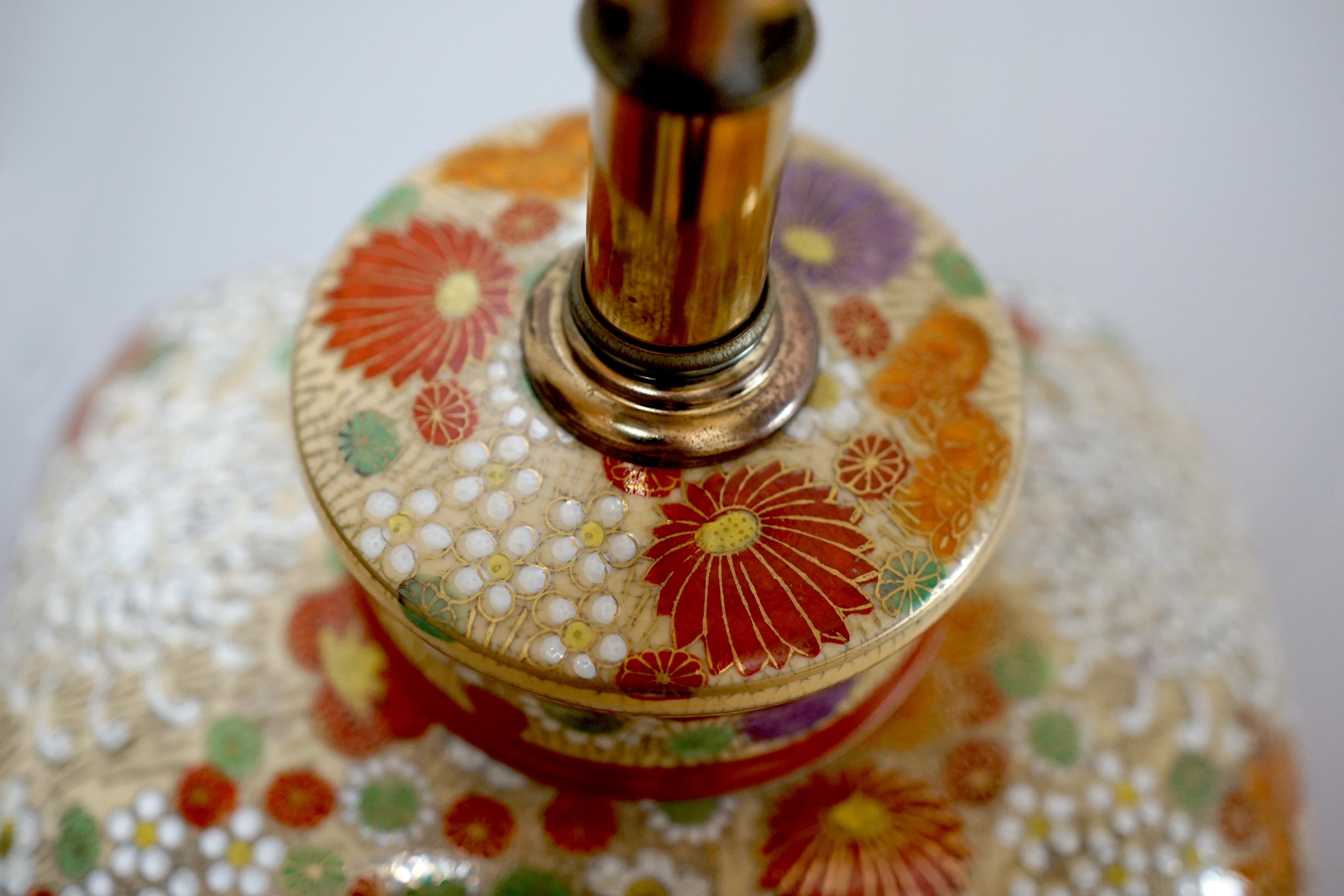 Céramique Lampe de table dorée d'influence asiatique avec profusion de fleurs, base en bois de rose en vente