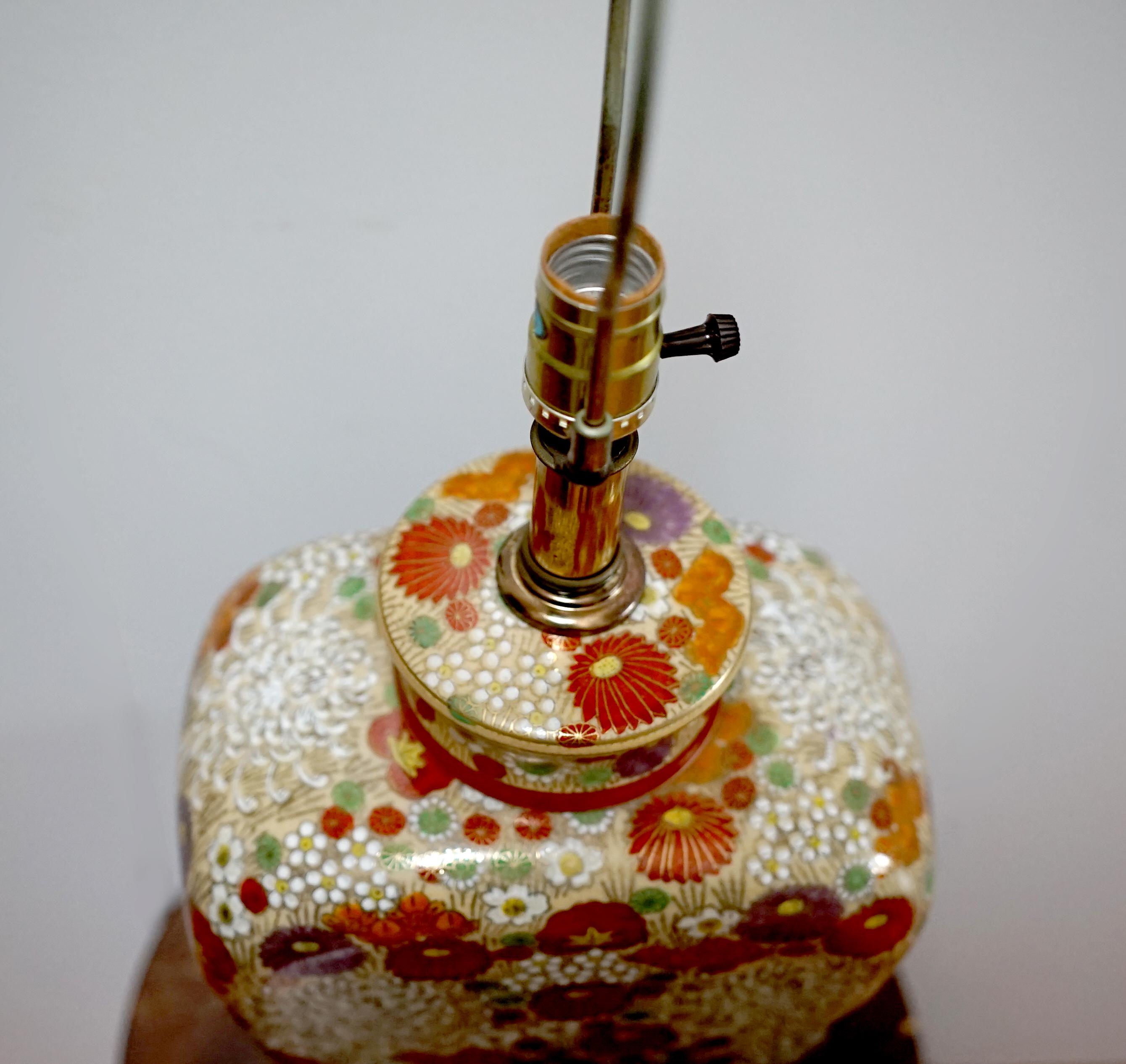 Lampe de table dorée d'influence asiatique avec profusion de fleurs, base en bois de rose en vente 1