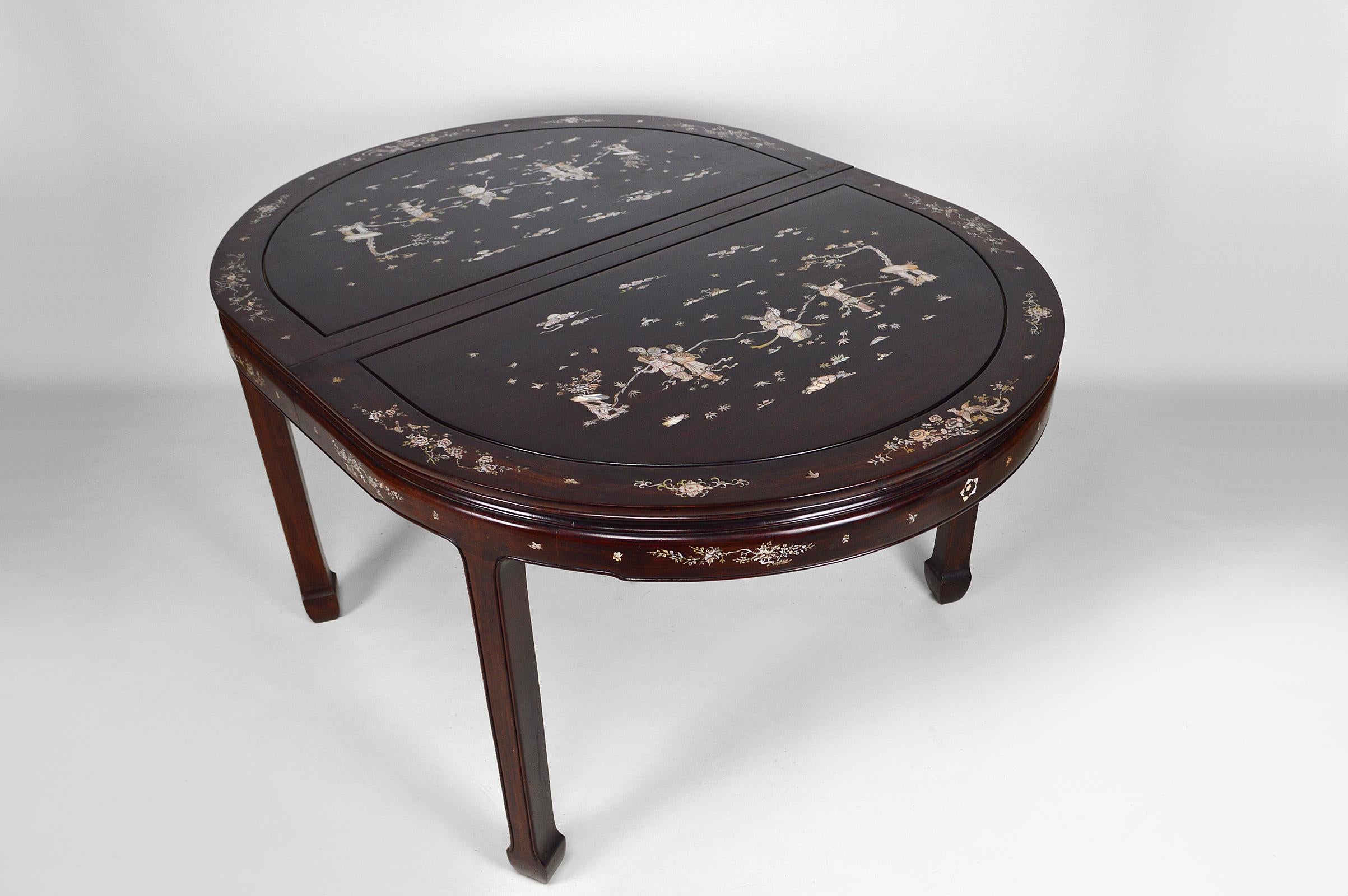 Asian Inlaid Wooden Dining Table with Extensions, Mid-20th Century In Good Condition In VÉZELAY, FR