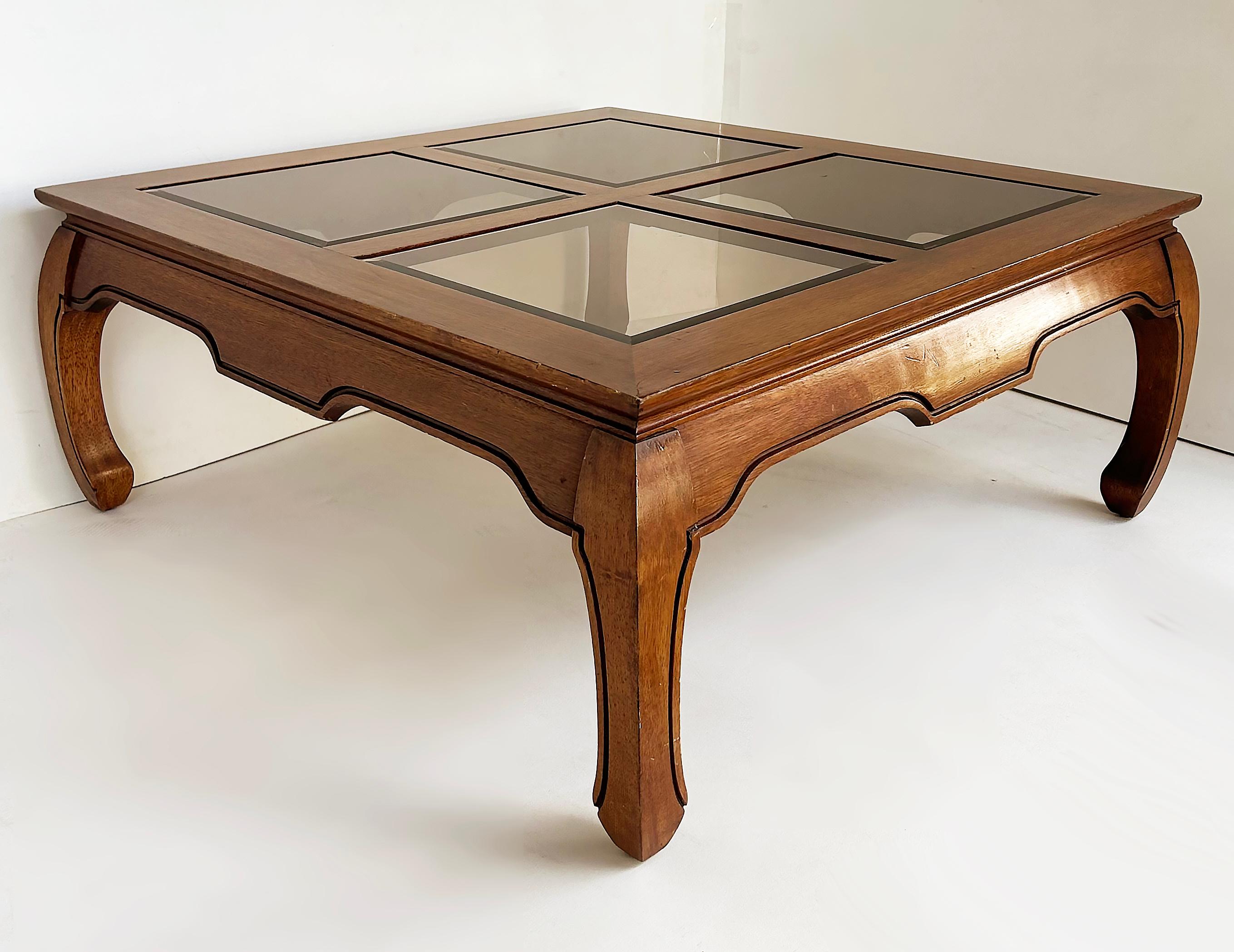 Table à café/cocktail d'inspiration asiatique, plateaux en verre biseauté inséré

Nous proposons à la vente une table à café/cocktail d'inspiration asiatique avec quatre plateaux en verre biseauté.  La console ou table de canapé assortie fait