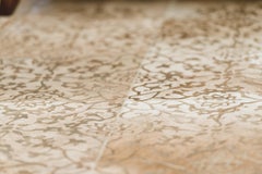 Alfombra de cuero de vaca de inspiración asiática con motivos florales quemada por láser Grande