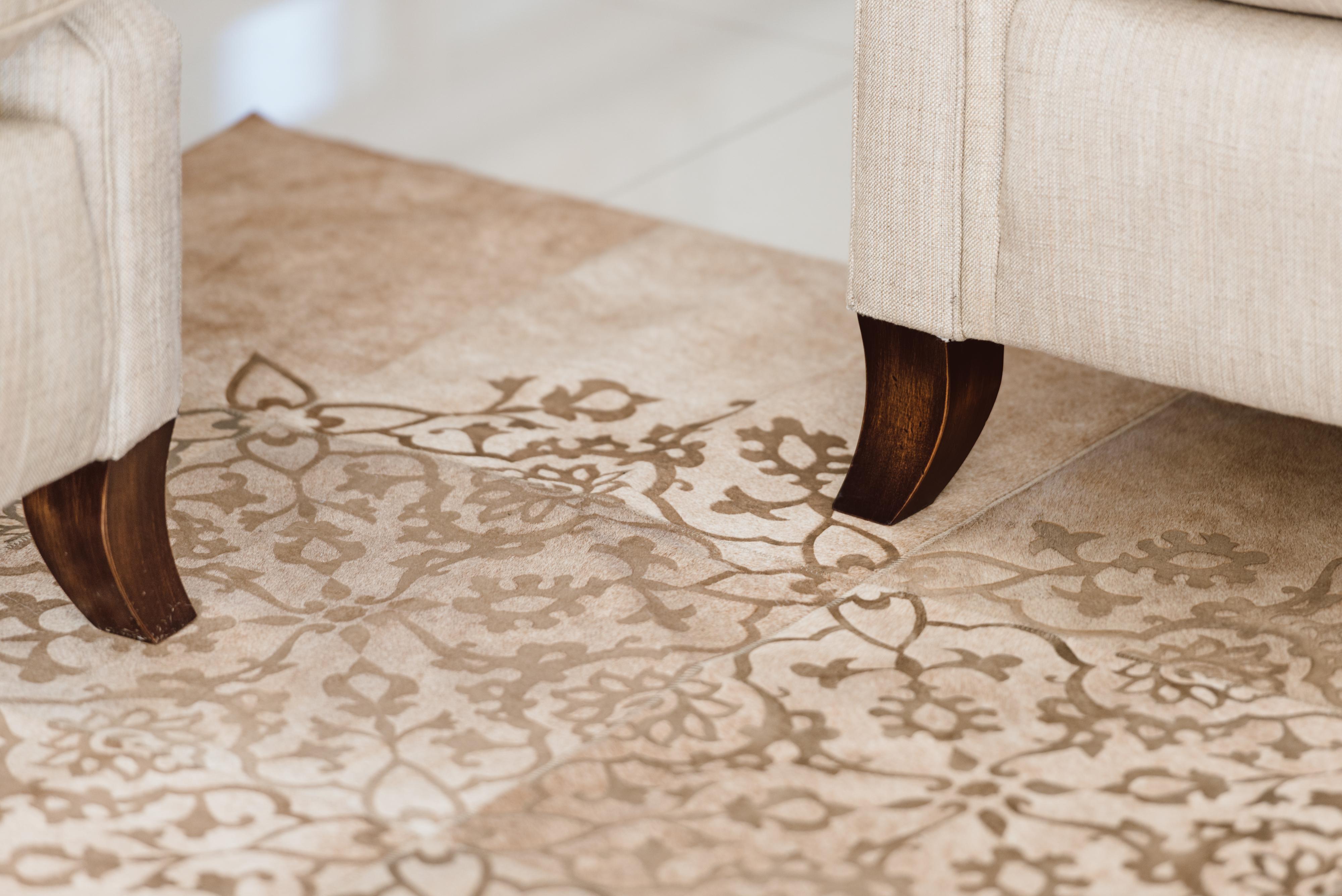 Alfombra de cuero de vaca de inspiración asiática con motivos florales quemada por láser Grande Cuero de vaca en venta