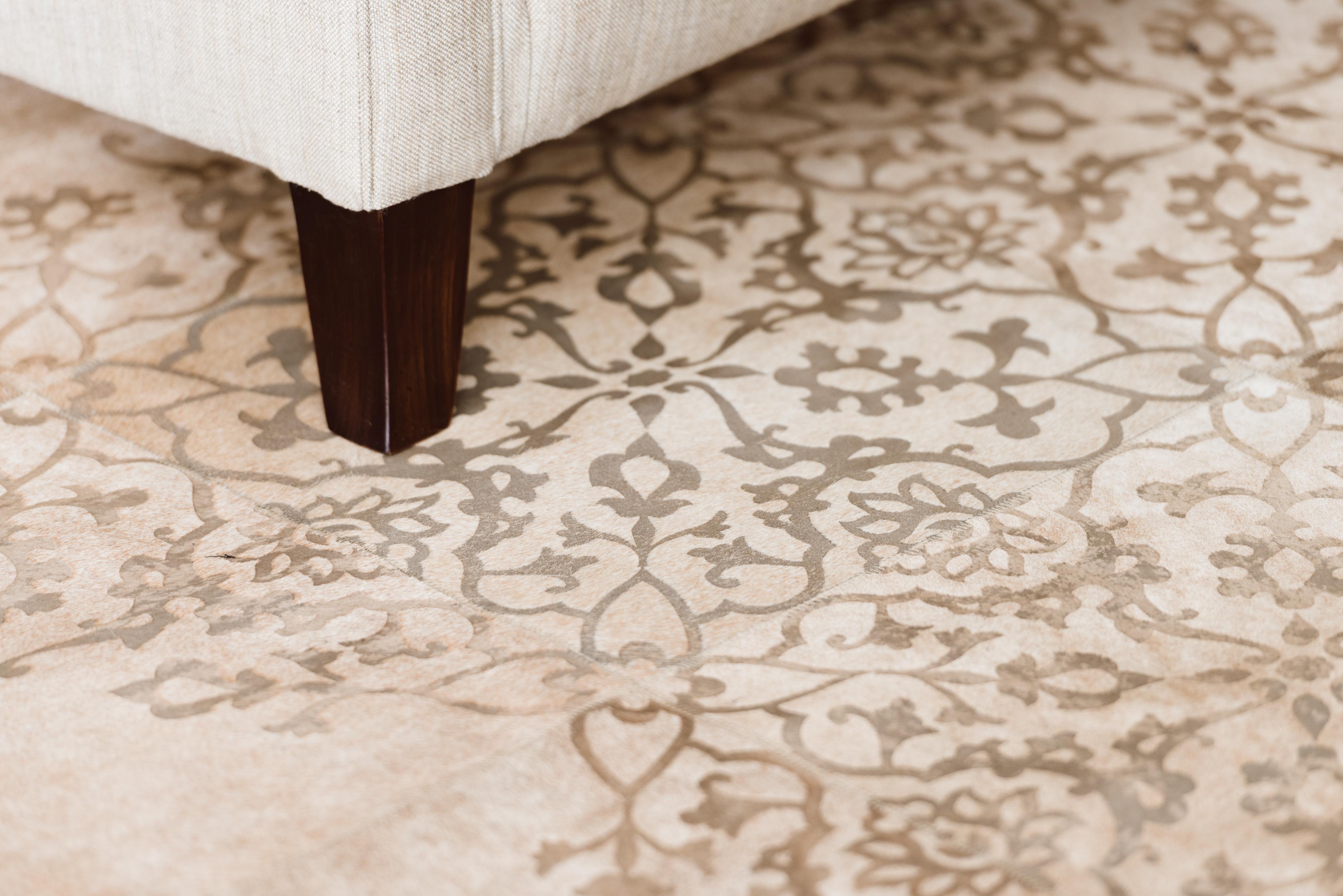 Alfombra de cuero de vaca de inspiración asiática con motivos florales quemada por láser Grande en venta 1