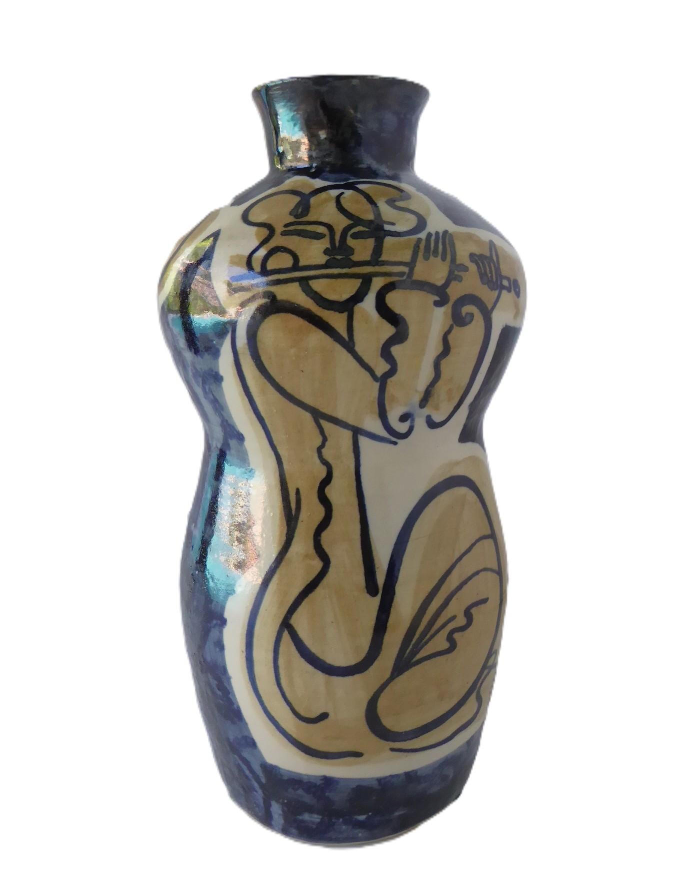 Vase en céramique d'inspiration asiatique en forme de gourde datant des années 1990.  Conçu avec une figure féminine de part et d'autre du vaisseau.  Une dame tient une fleur et l'autre joue de la flûte ( ?). Très bon état. Sans aucun