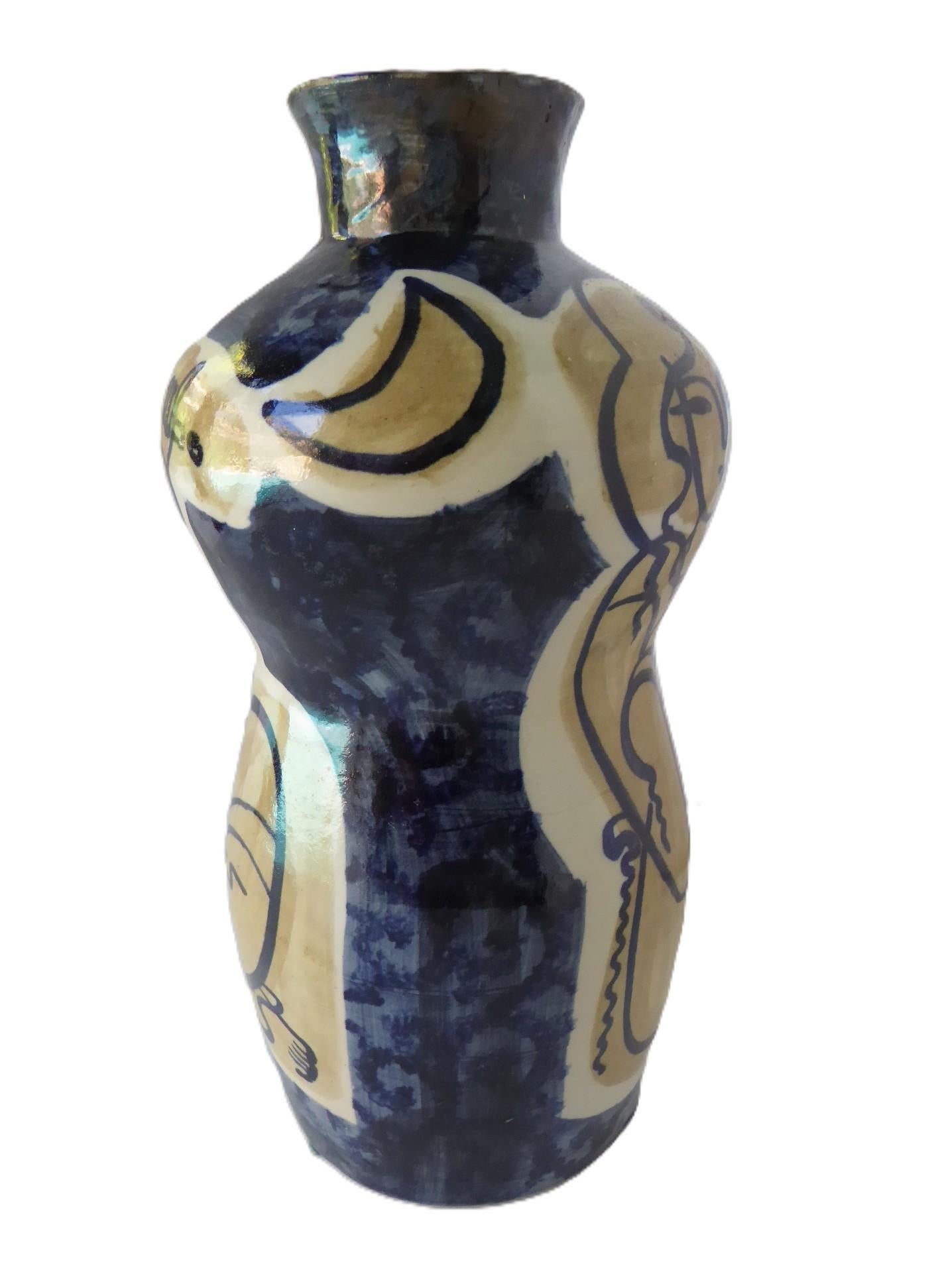Vase en poterie en forme de gourde d'inspiration asiatique avec designs de figures féminines années 1990 Bon état - En vente à Miami, FL