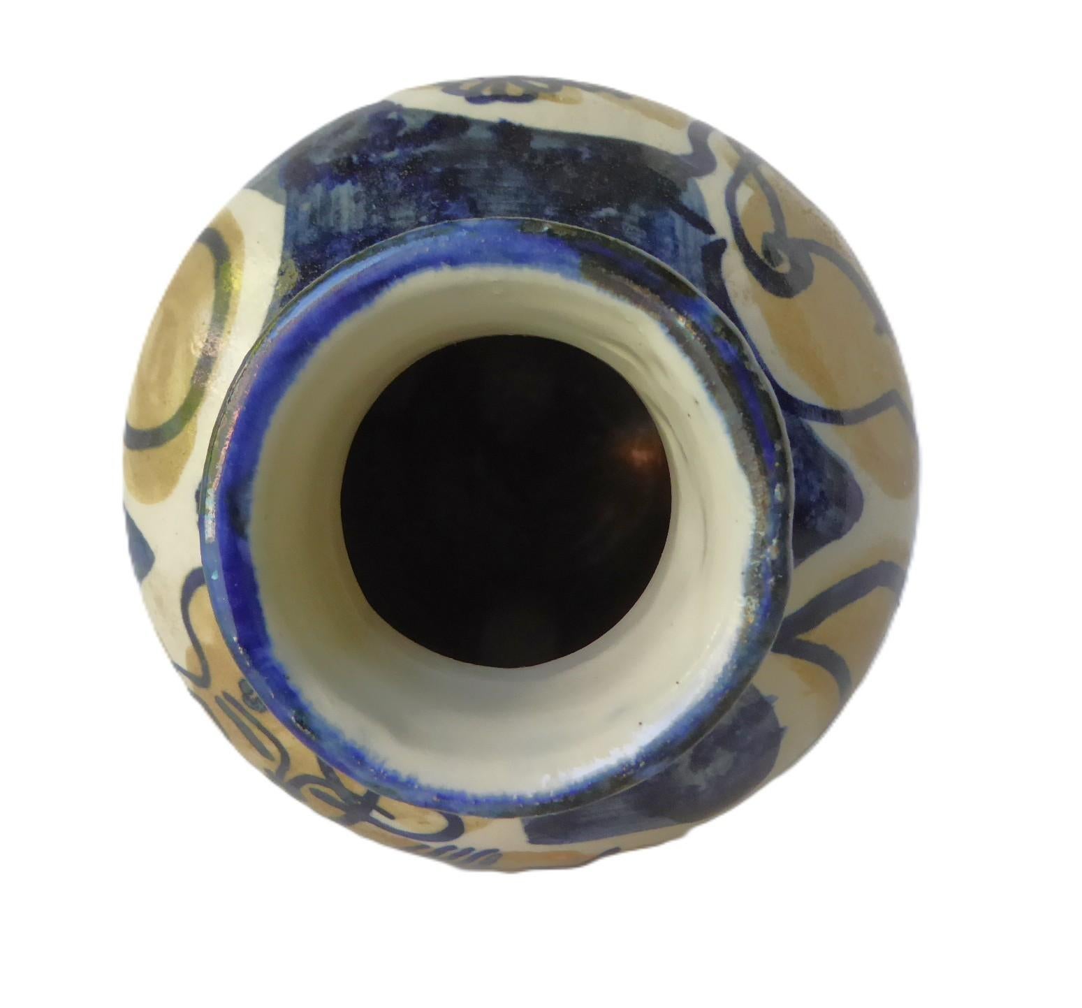 Céramique Vase en poterie en forme de gourde d'inspiration asiatique avec designs de figures féminines années 1990 en vente