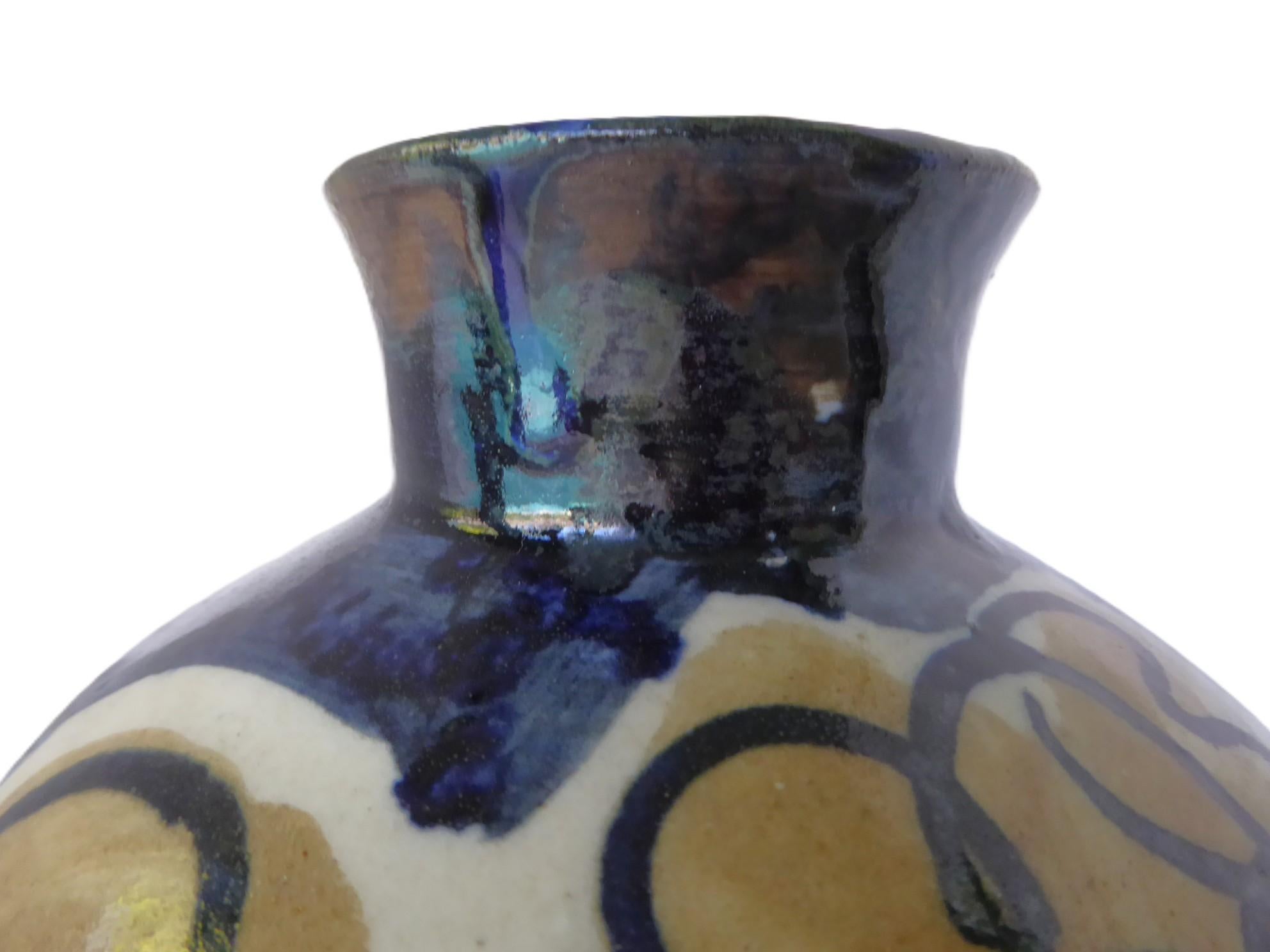 Vase en poterie en forme de gourde d'inspiration asiatique avec designs de figures féminines années 1990 en vente 3