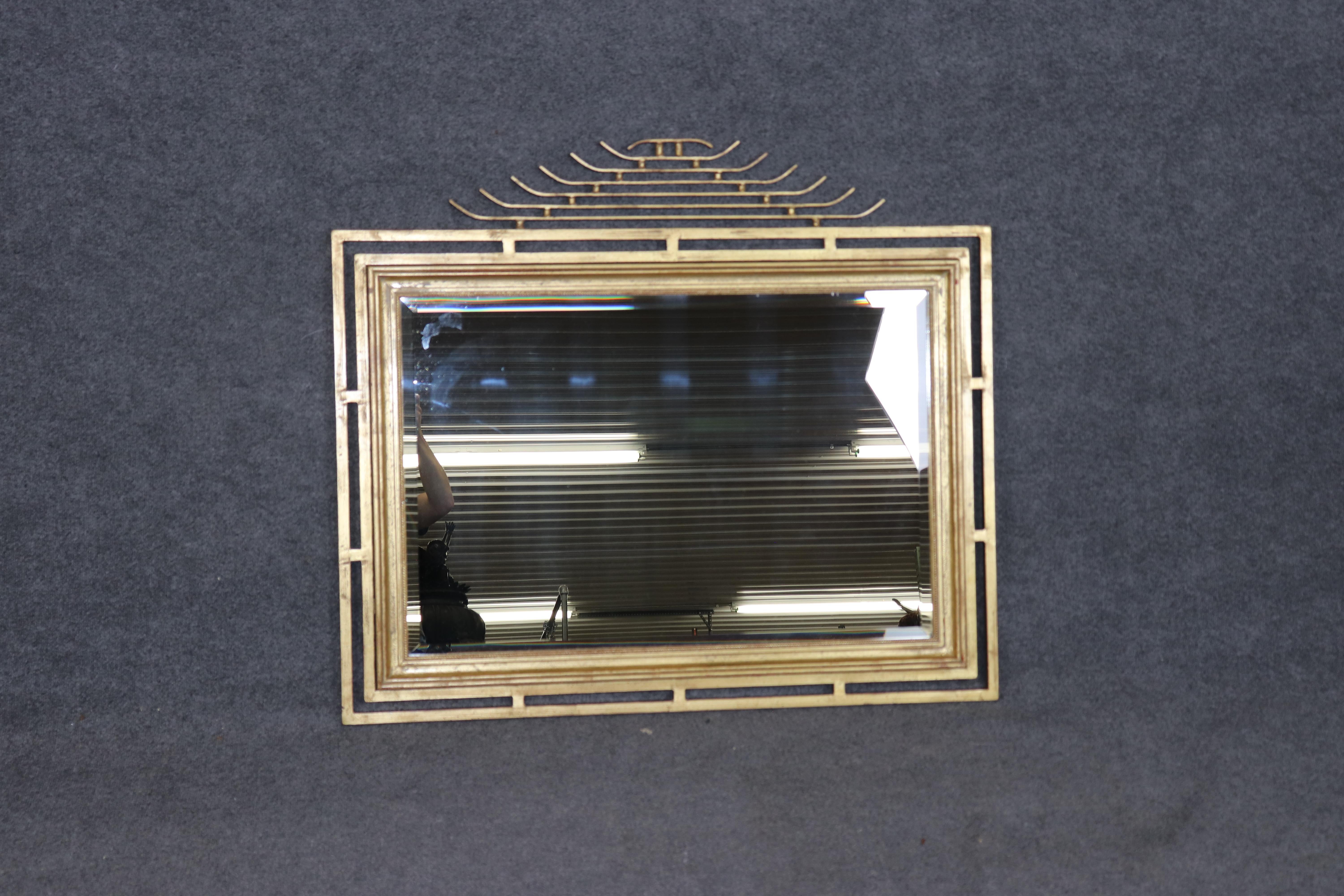 **Miroir doré et biseauté Hollywood Regency - Elegance du milieu du siècle d'inspiration asiatique**.

Cet exquis **miroir doré de style Hollywood Regency** combine magnifiquement **le design d'inspiration asiatique** avec le glamour du milieu du