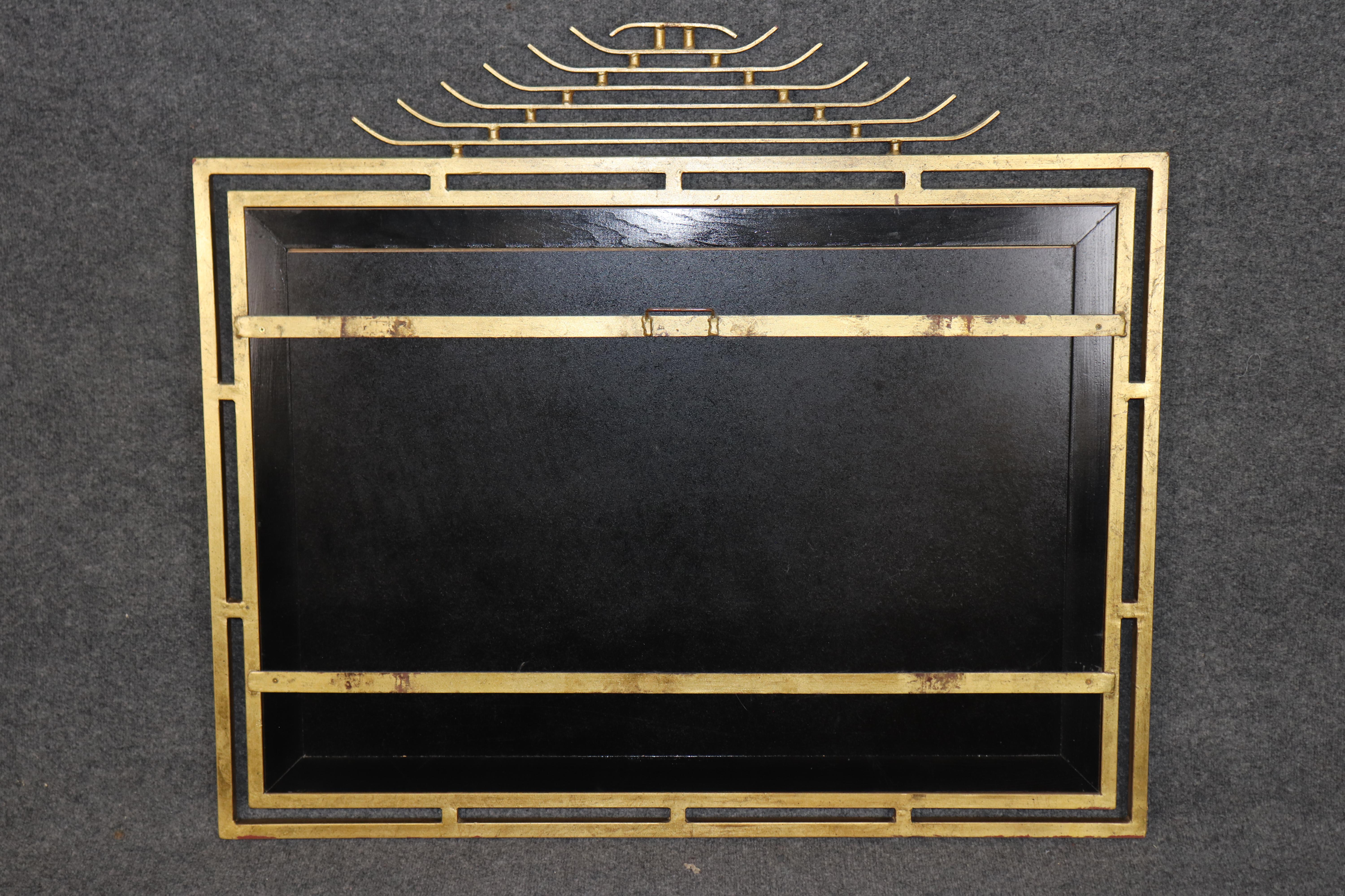 Miroir mural en verre biseauté doré d'inspiration asiatique et de style Hollywood Regency en vente 1
