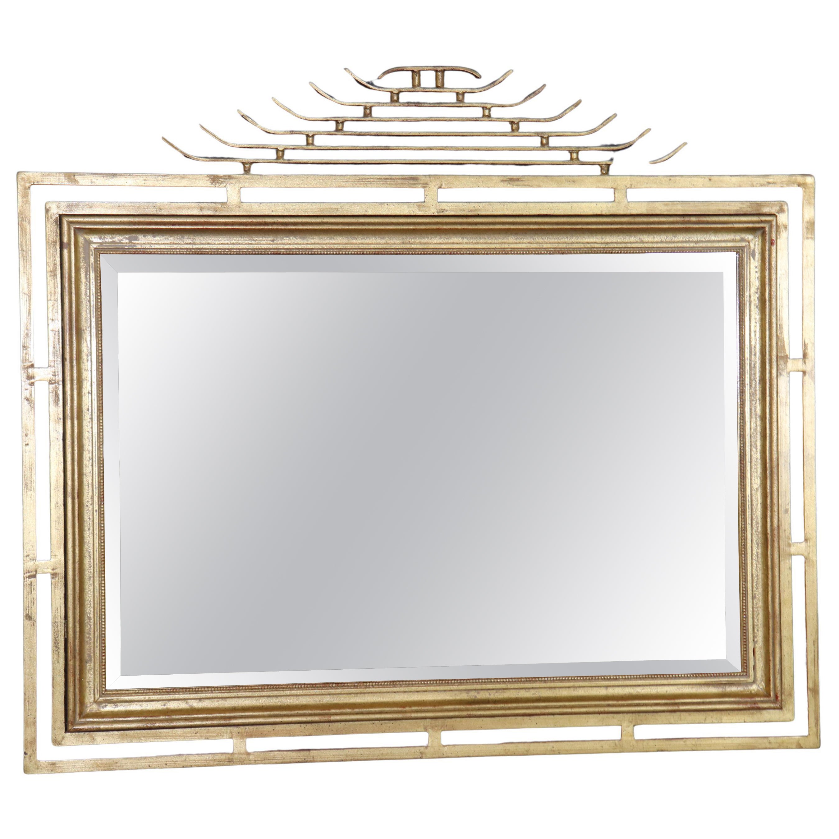 Miroir mural en verre biseauté doré d'inspiration asiatique et de style Hollywood Regency en vente