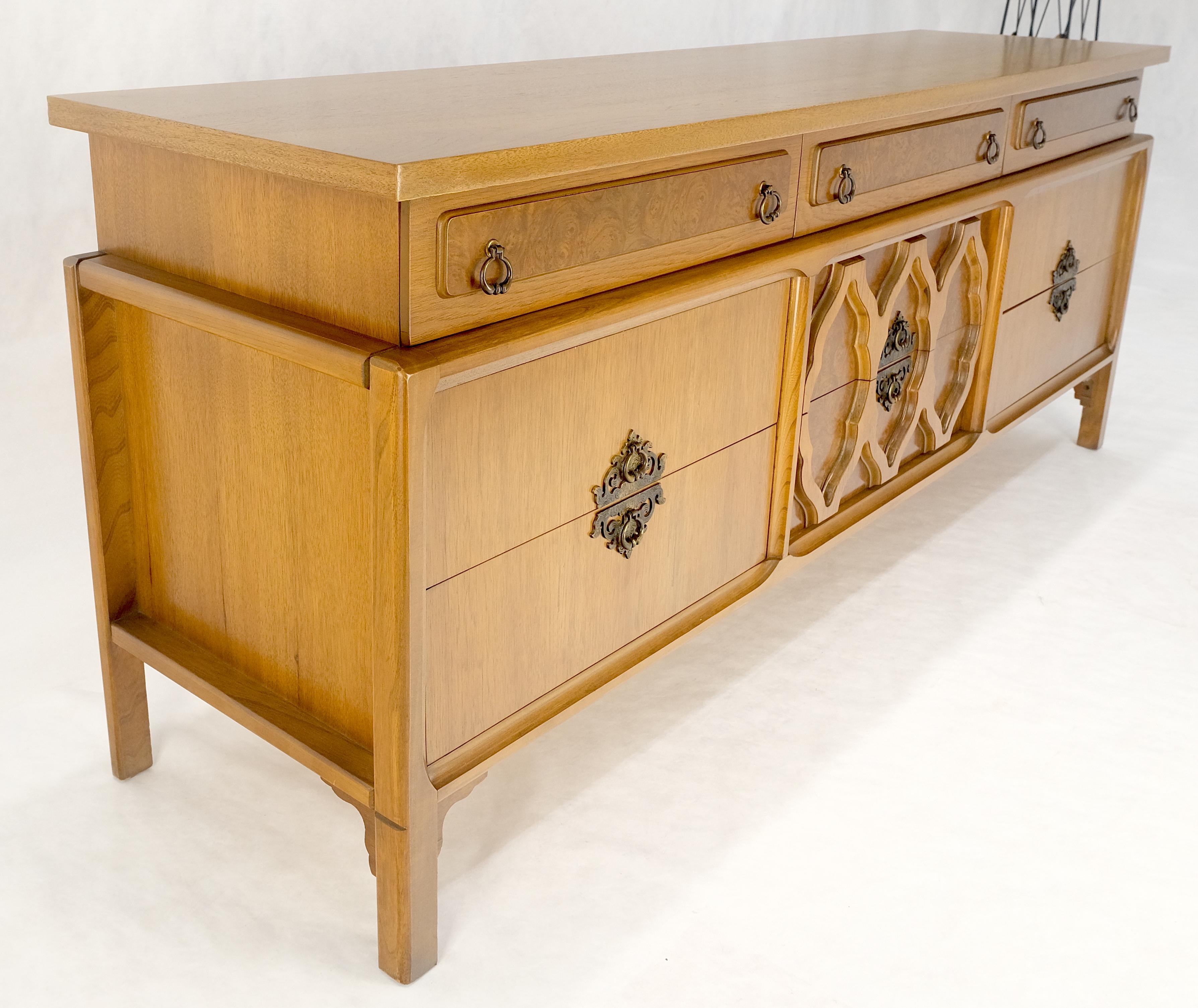 Asian Inspired Light Walnut 9 Schubladen Long Mid Century Dresser Credenza MINT! (Moderne der Mitte des Jahrhunderts) im Angebot