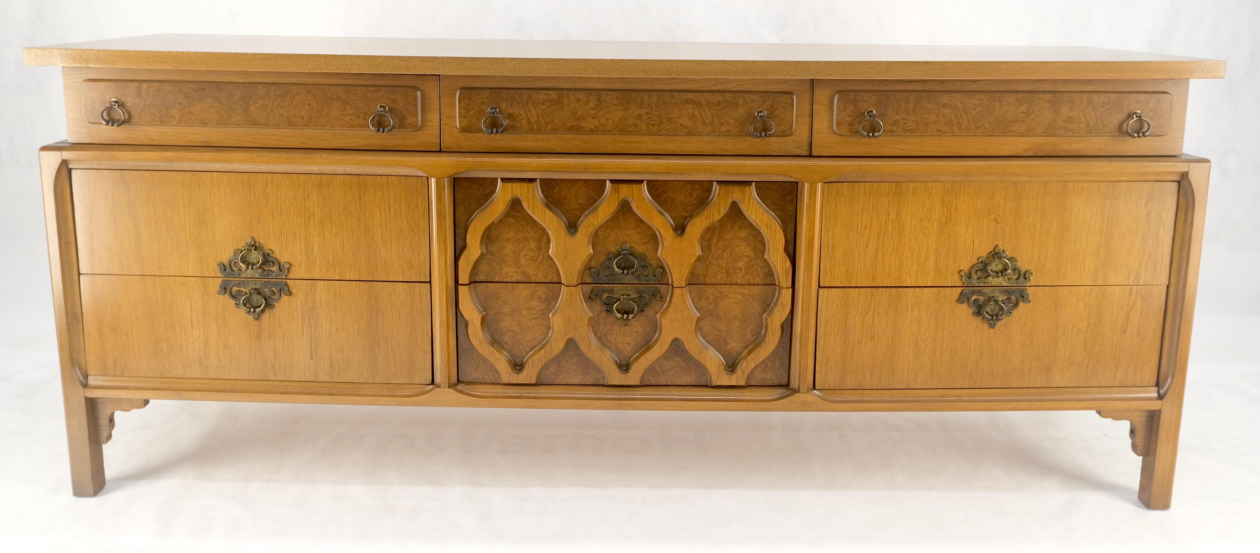 Asian Inspired Light Walnut 9 Schubladen Long Mid Century Dresser Credenza MINT! im Zustand „Gut“ im Angebot in Rockaway, NJ